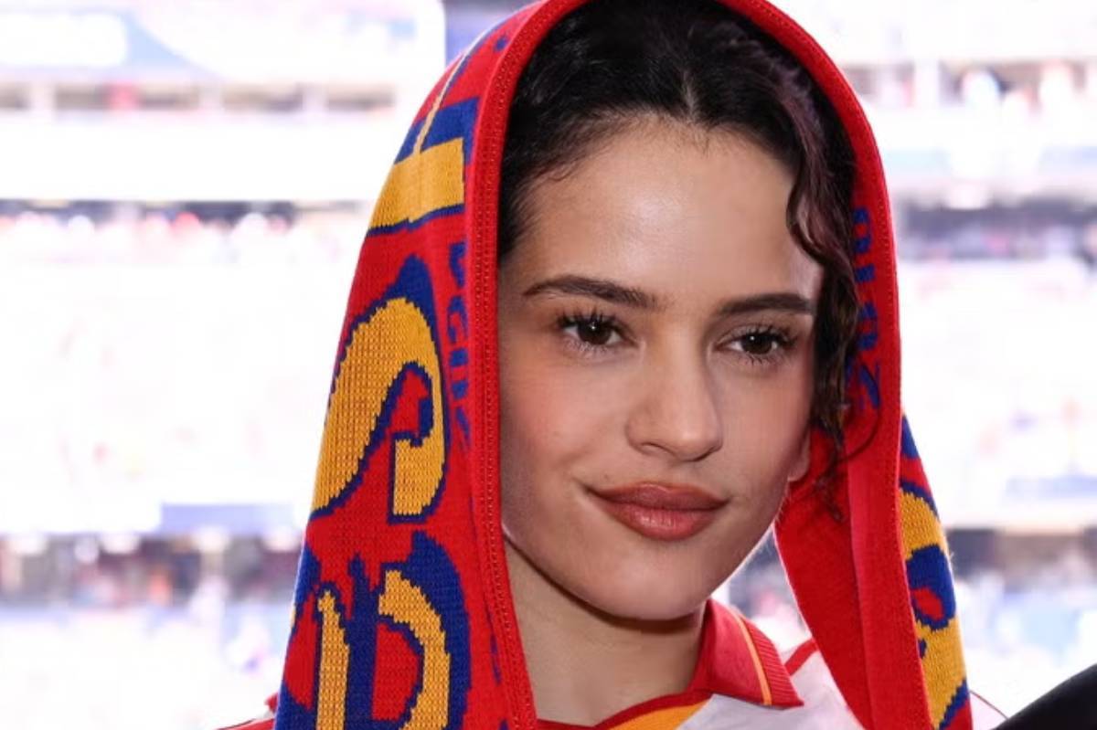 Rosalía con una bandera de españa durante un partido del Mundial.