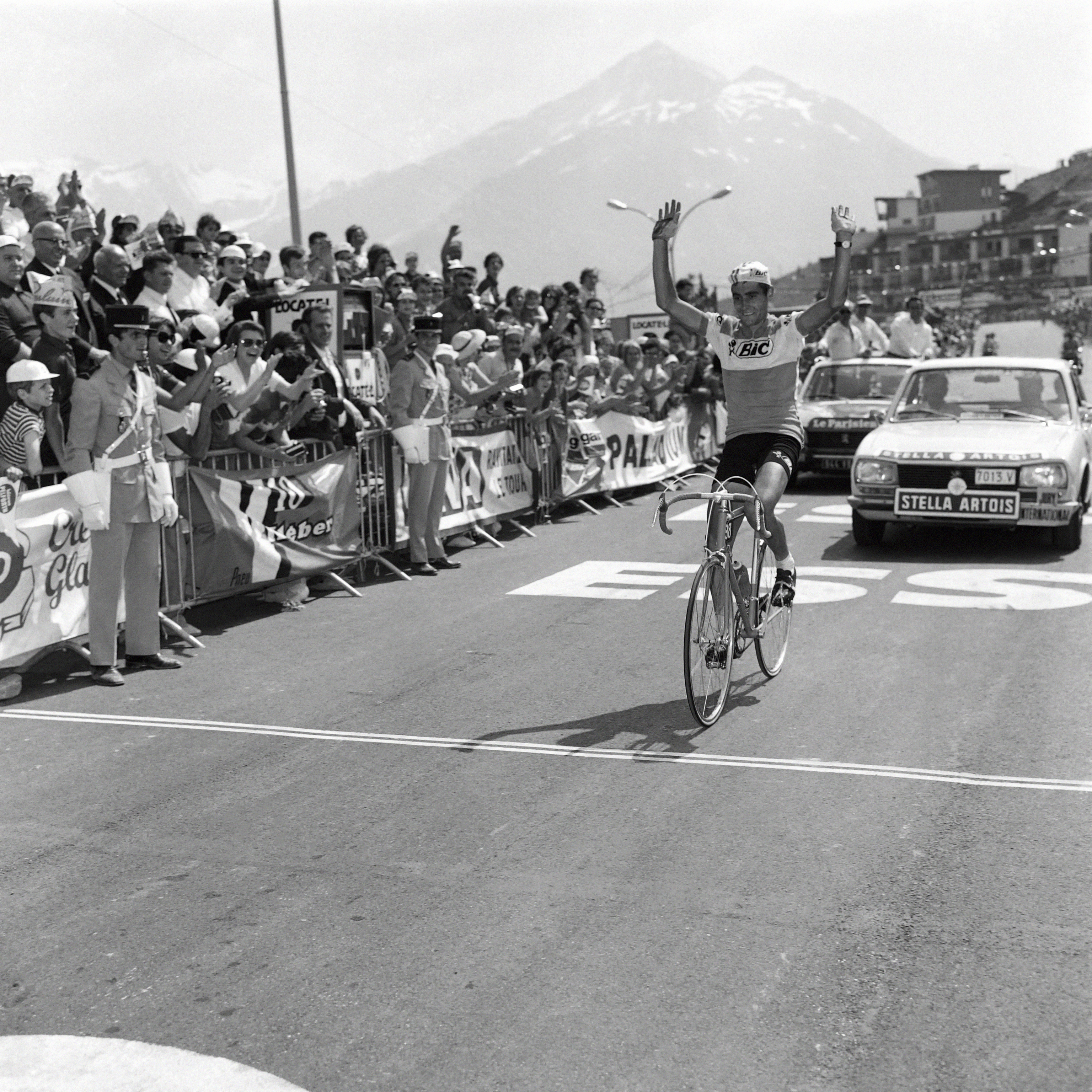 Luis Ocaña, vencedor en la meta de Orciéres-Merlette, en 1971.