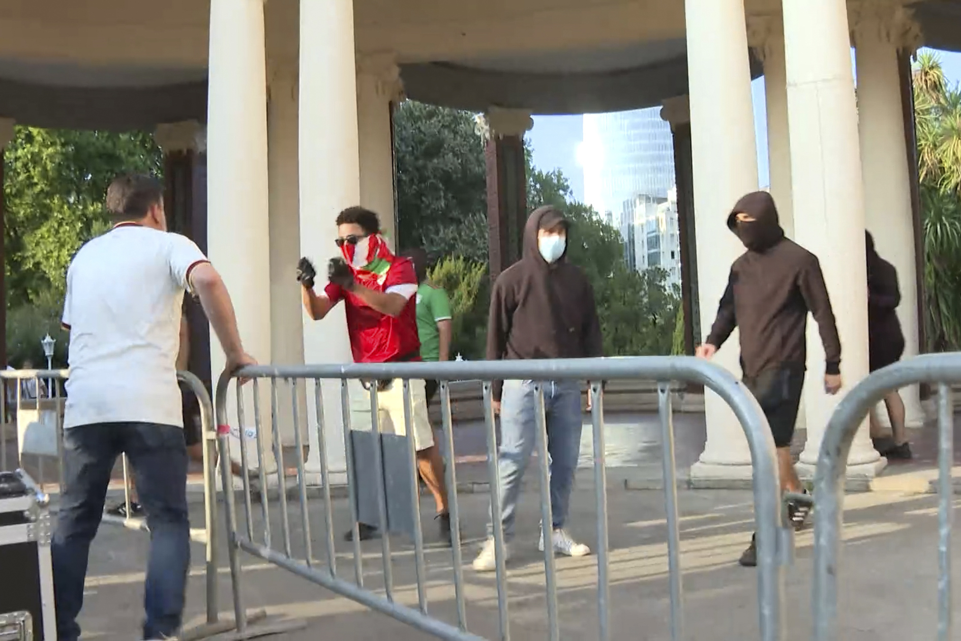 Varios de los jóvenes nacionalistas que atacaron a seguidores de la selección española en el parque de Doña Casilda, este domingo, en Bilbao.