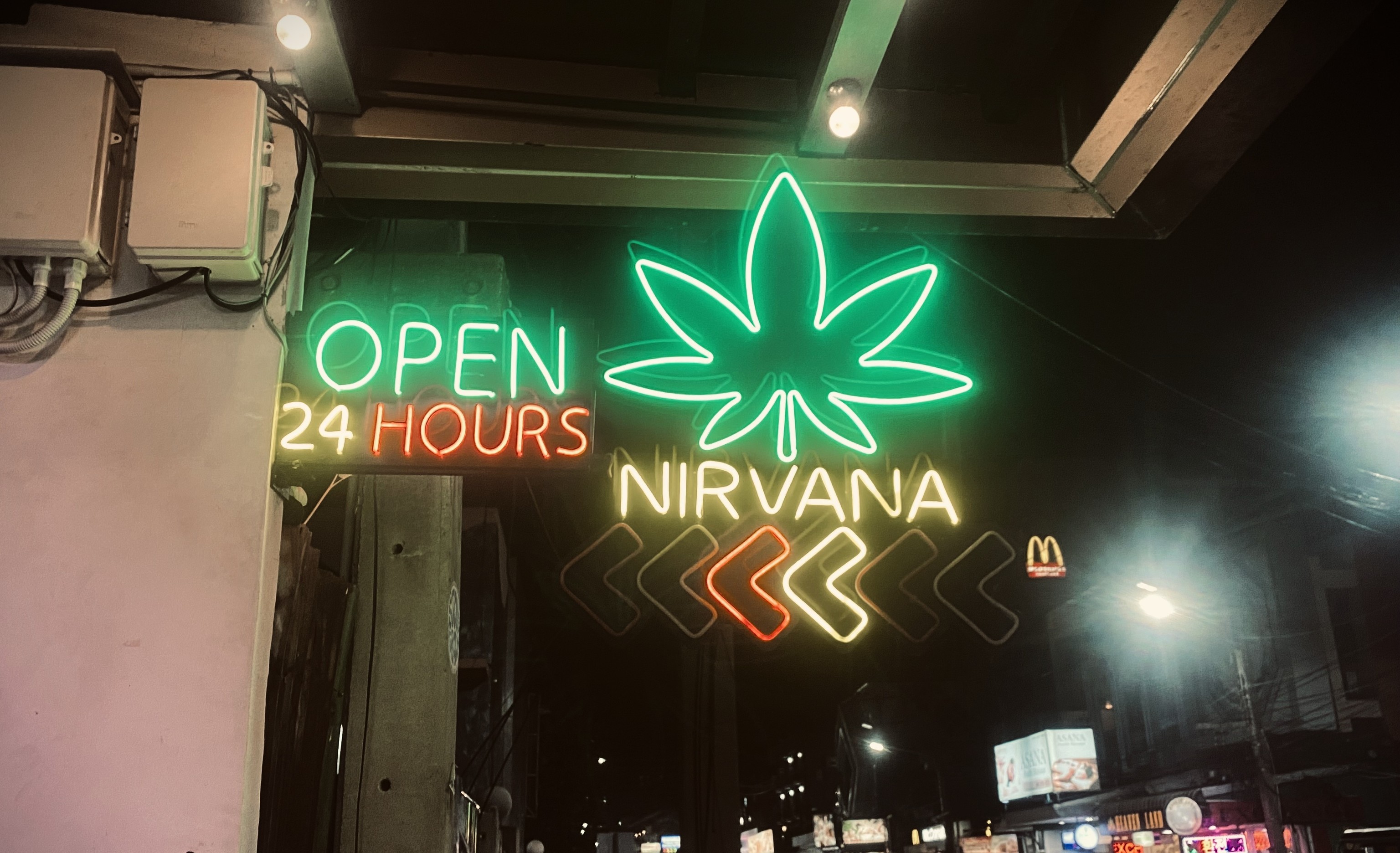 Anuncio de una tienda de cannabis en Tailandia.