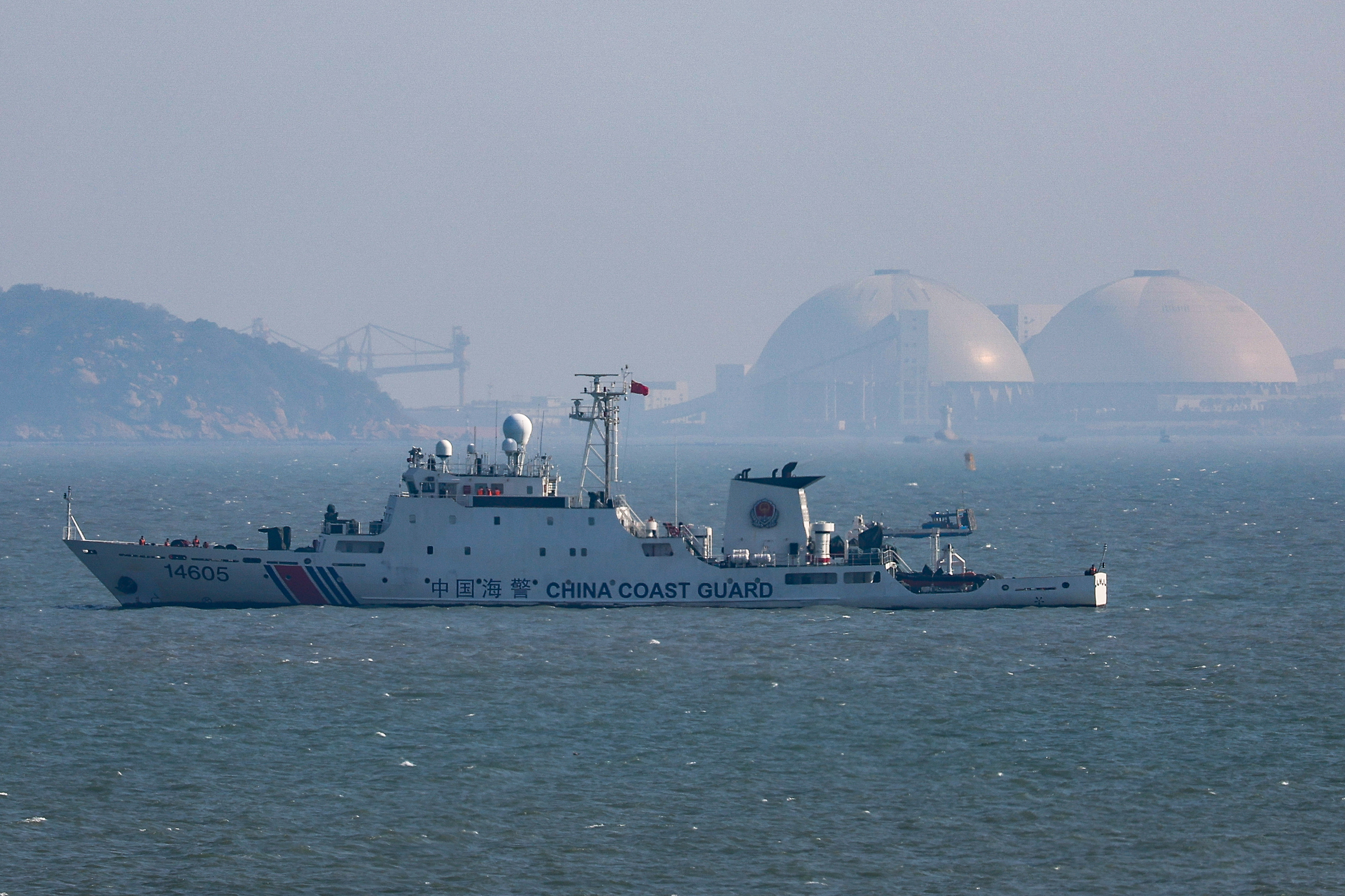 Un buque de la Guardia Costera china patrulla las aguas cercanas a Kinmen, territorio bajo dominio de Taipéi.