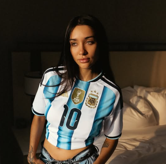 La cantante argentina en una imagen compartida en redes sociales con la camiseta de su equipo.