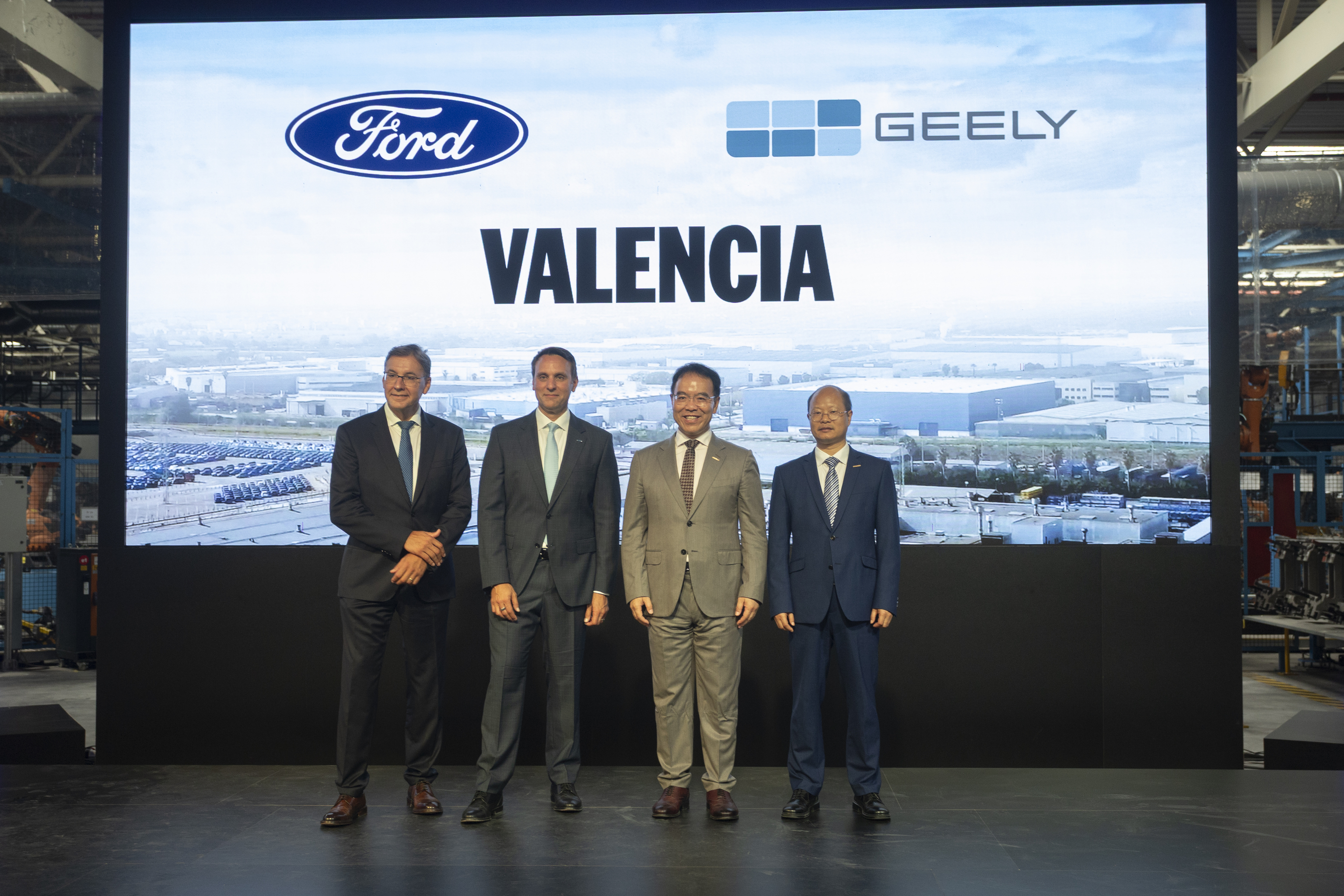 Desde la izquierda: Daniel Ruiz (Ford); Jim Baumbick, Presidente de Ford Europe, Victor Yang (Geely Holding Group) y Alex Nan (Geely Auto Group).