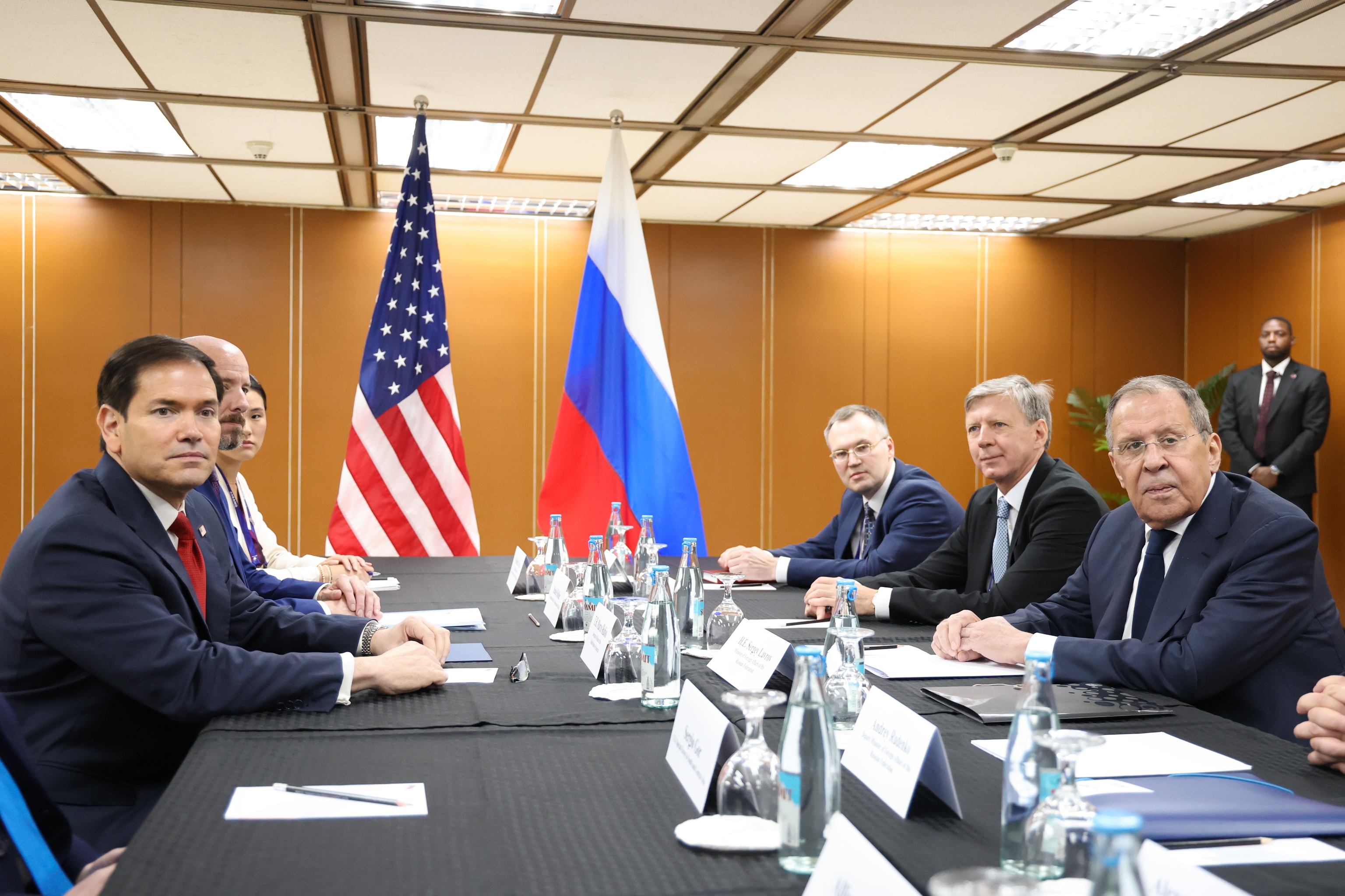 El Ministro de Asuntos Exteriores ruso, Serguéi Lavrov (derecha), y el Secretario de Estado estadounidense, Marco Rubio (izquierda), durante la reunión.