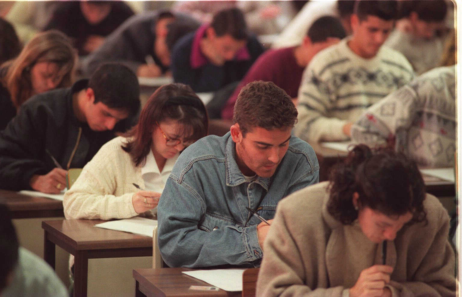 Varias personas realizan el examen te�rico de conducir en una sede de la DGT.