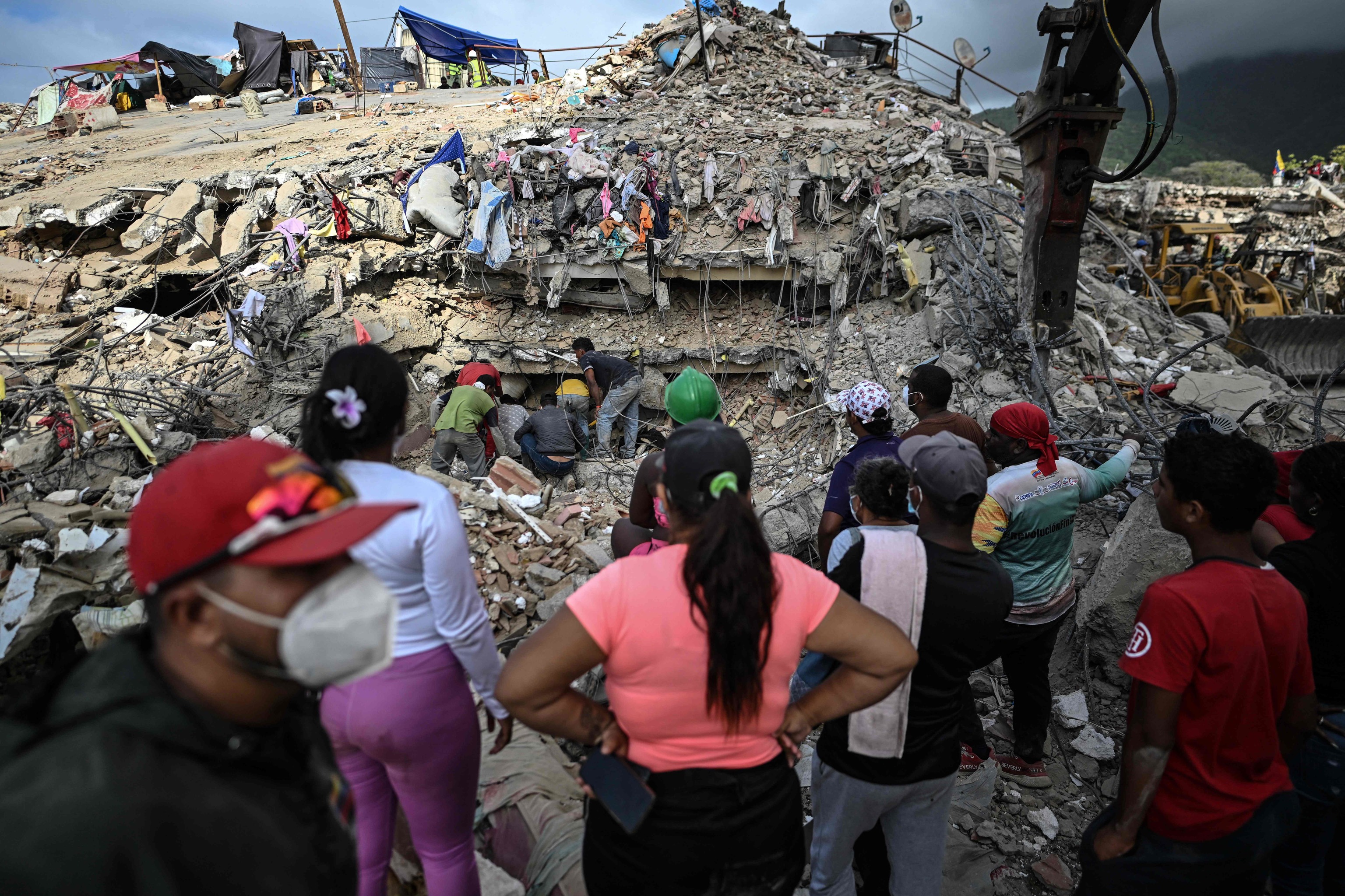 Varias personas buscan cadáveres entre los escombros de un edificio en Caraballeda, Venezuela.