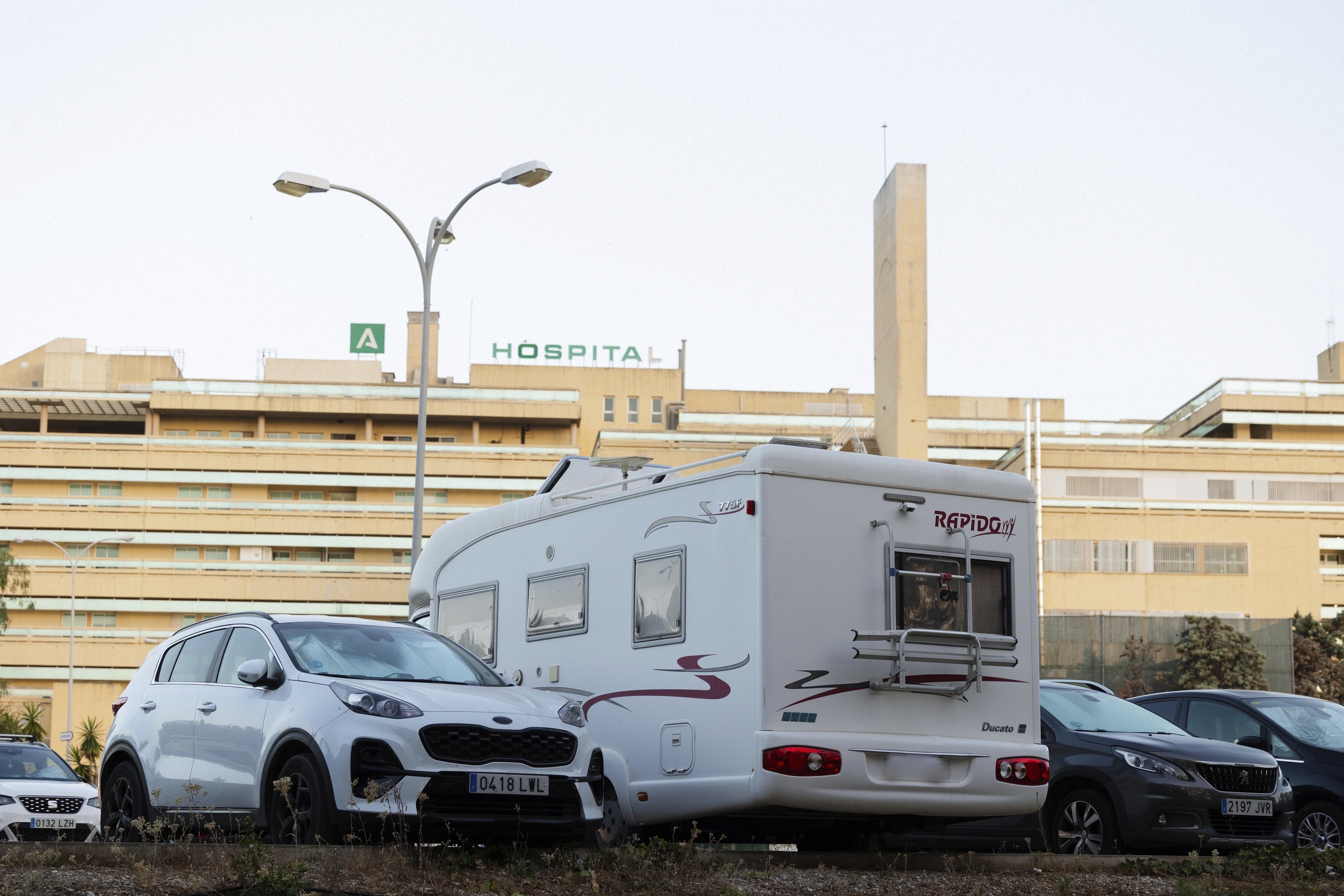 Autocaravana aparcada en la explanada frente al Hospital Costa del Sol, Marbella.
