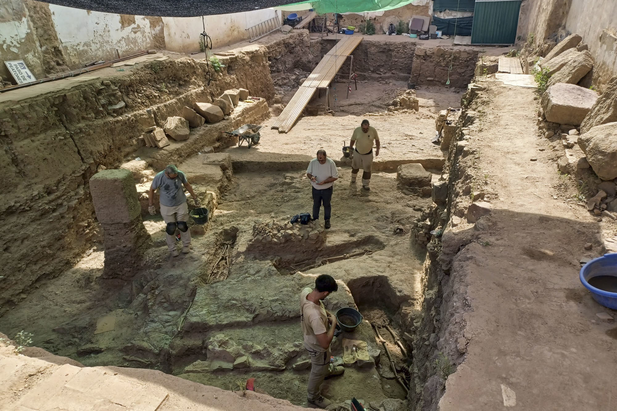 La excavaci�n arqueol�gica en una solar de M�rida donde han hallado la l�pida.