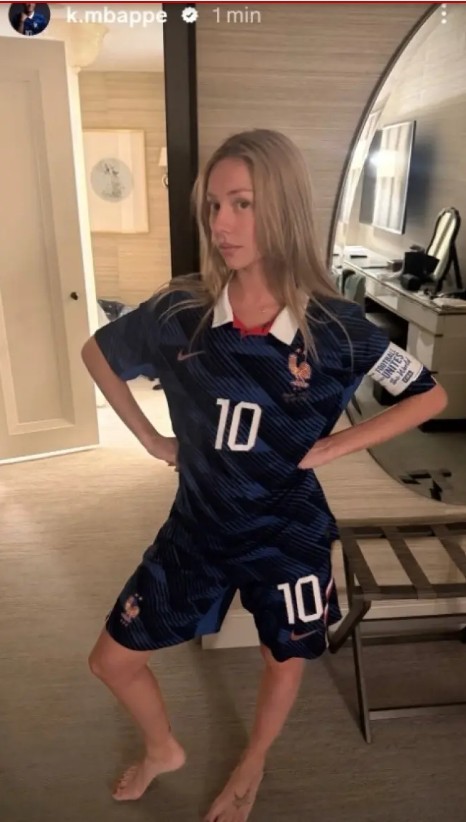 Ester Expósito con el uniforme de la selección francesa en un storie de Instagram que subió Mbappé.