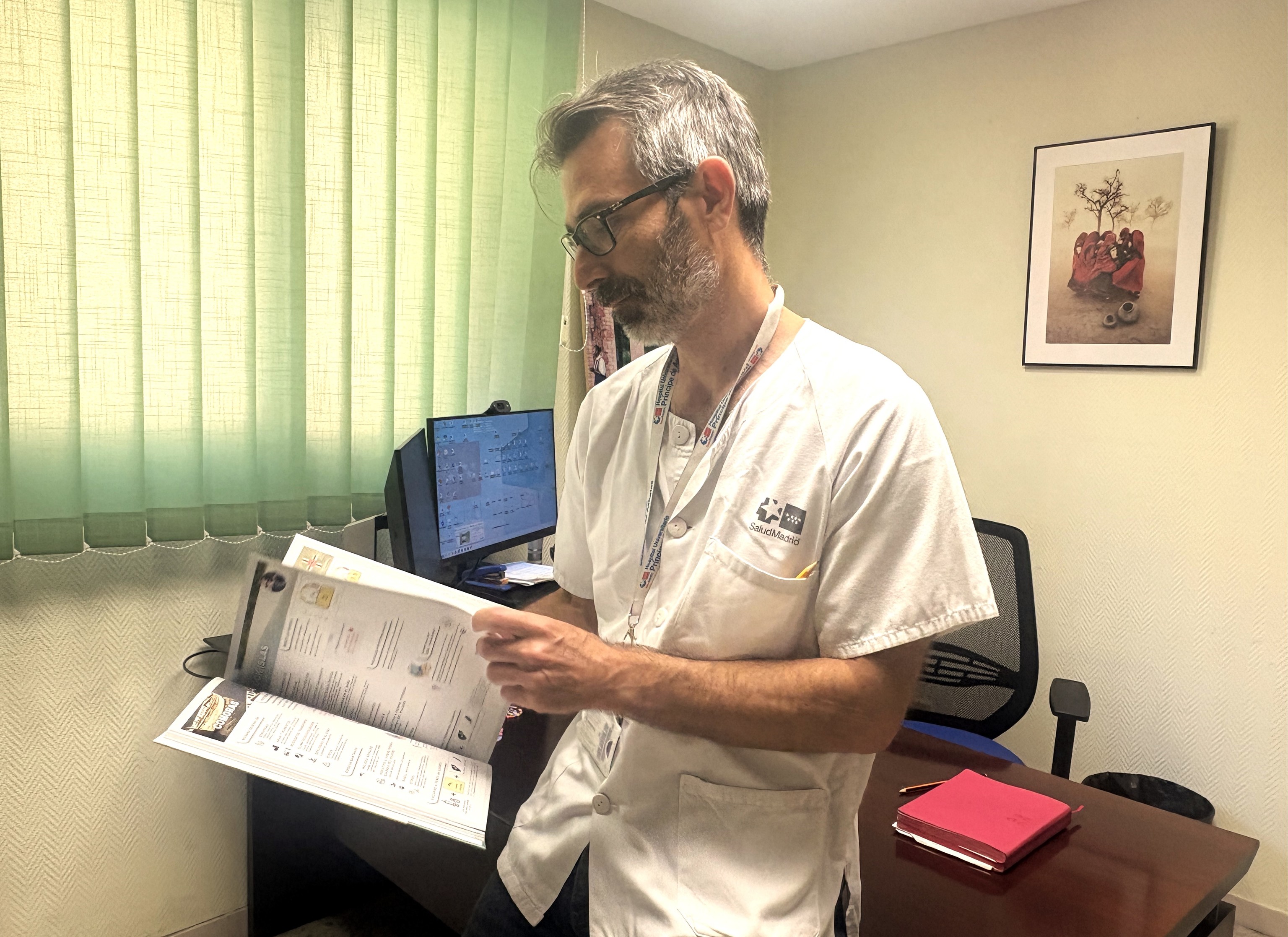 Manuel Linares, director de Continuidad Asistencial del Hospital Príncipe de Asturias, posa con el 'Atlas Global de Riesgo'.