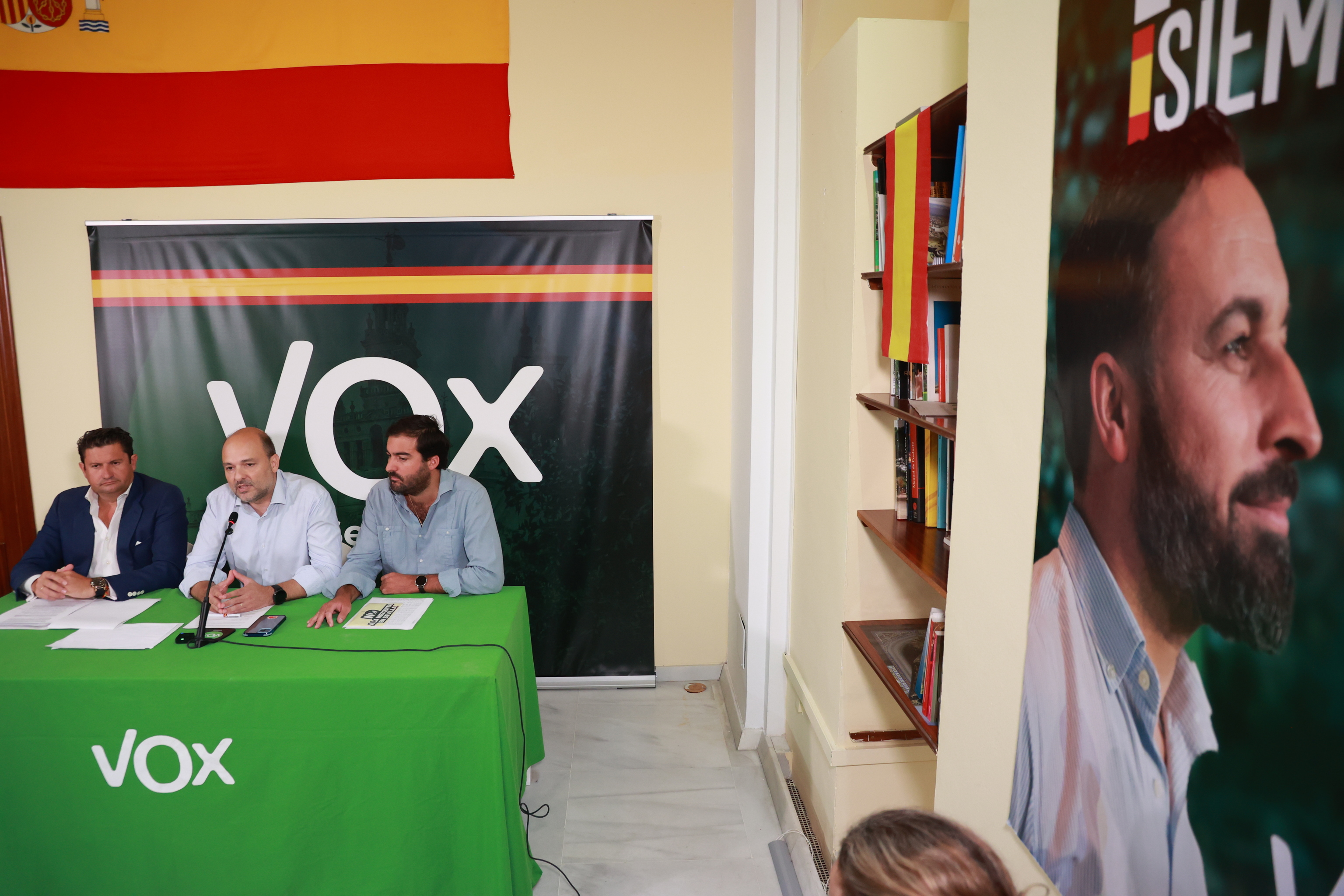 El portavoz del grupo municipal de Vox, Gonzalo García de Polavieja, entre el concejal Fernando Rodríguez (i) y el presidente de Vox Sevilla, Javier Navarro (d).