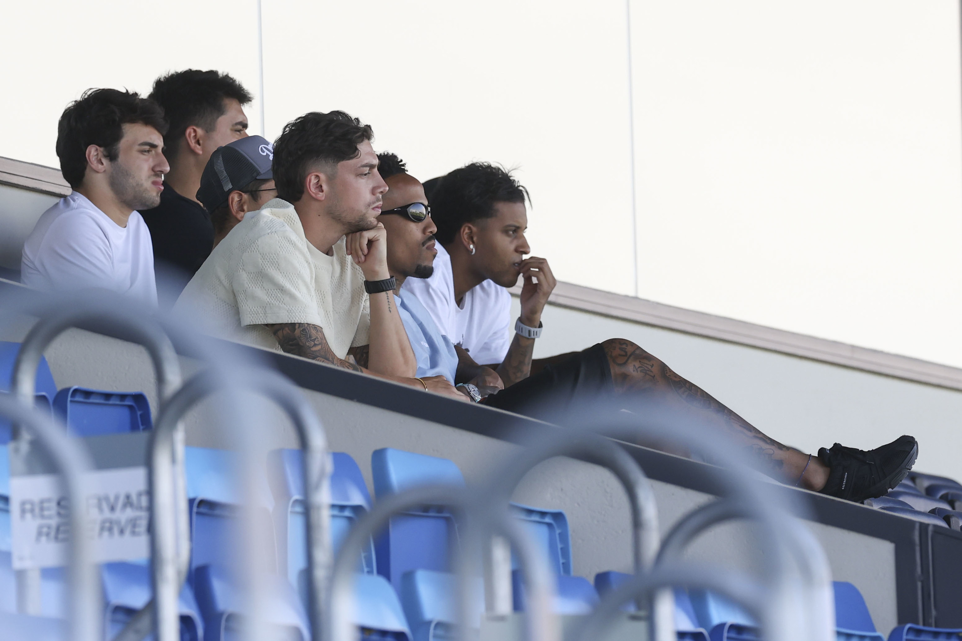 Fede Valverde sigue desde la grada el entrenamiento del equipo celebrado este viernes en el estadio Alfredo di Stefano