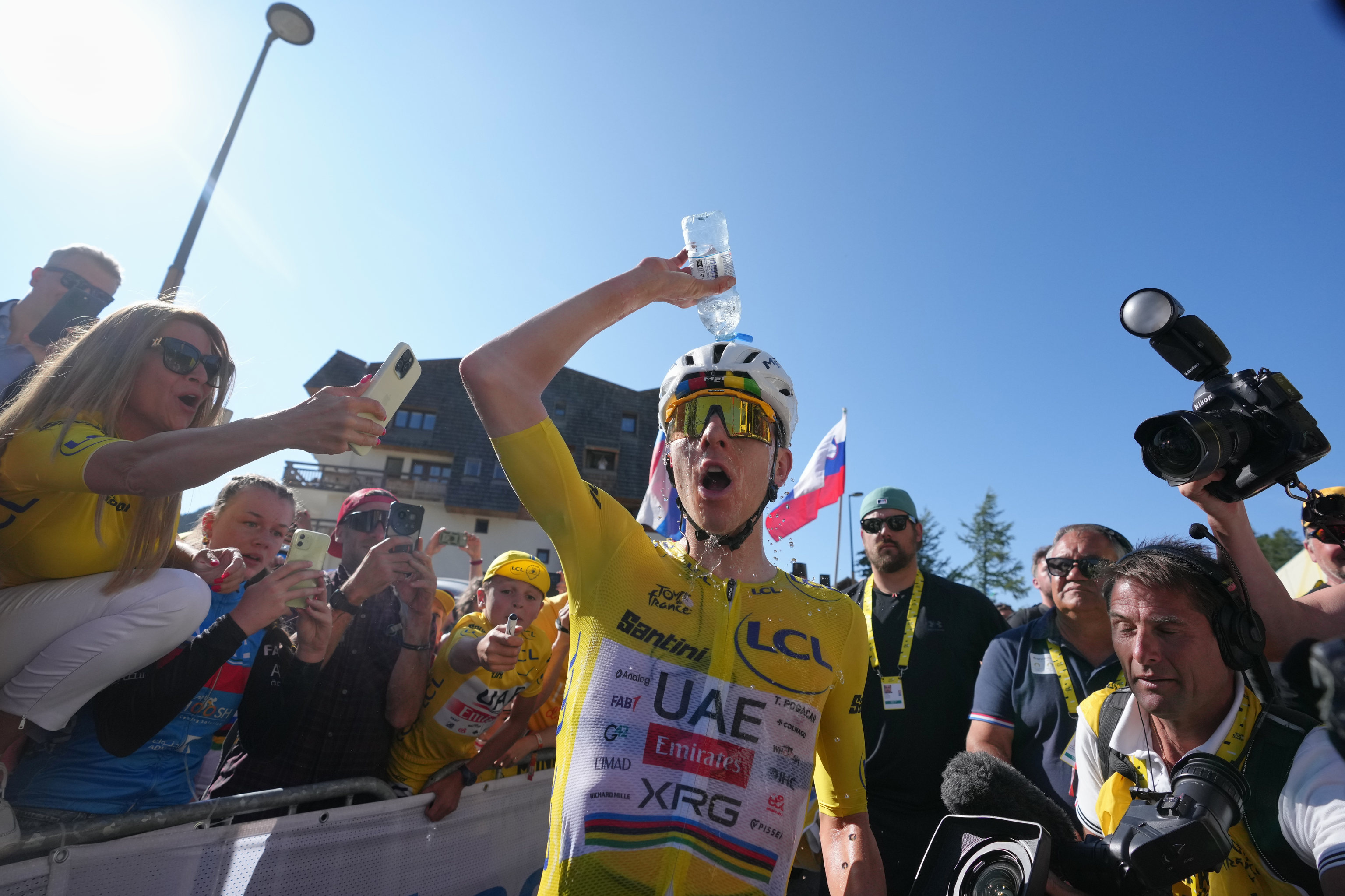 Pogacar se refresca tras su victoria en Alpe d'Huez.