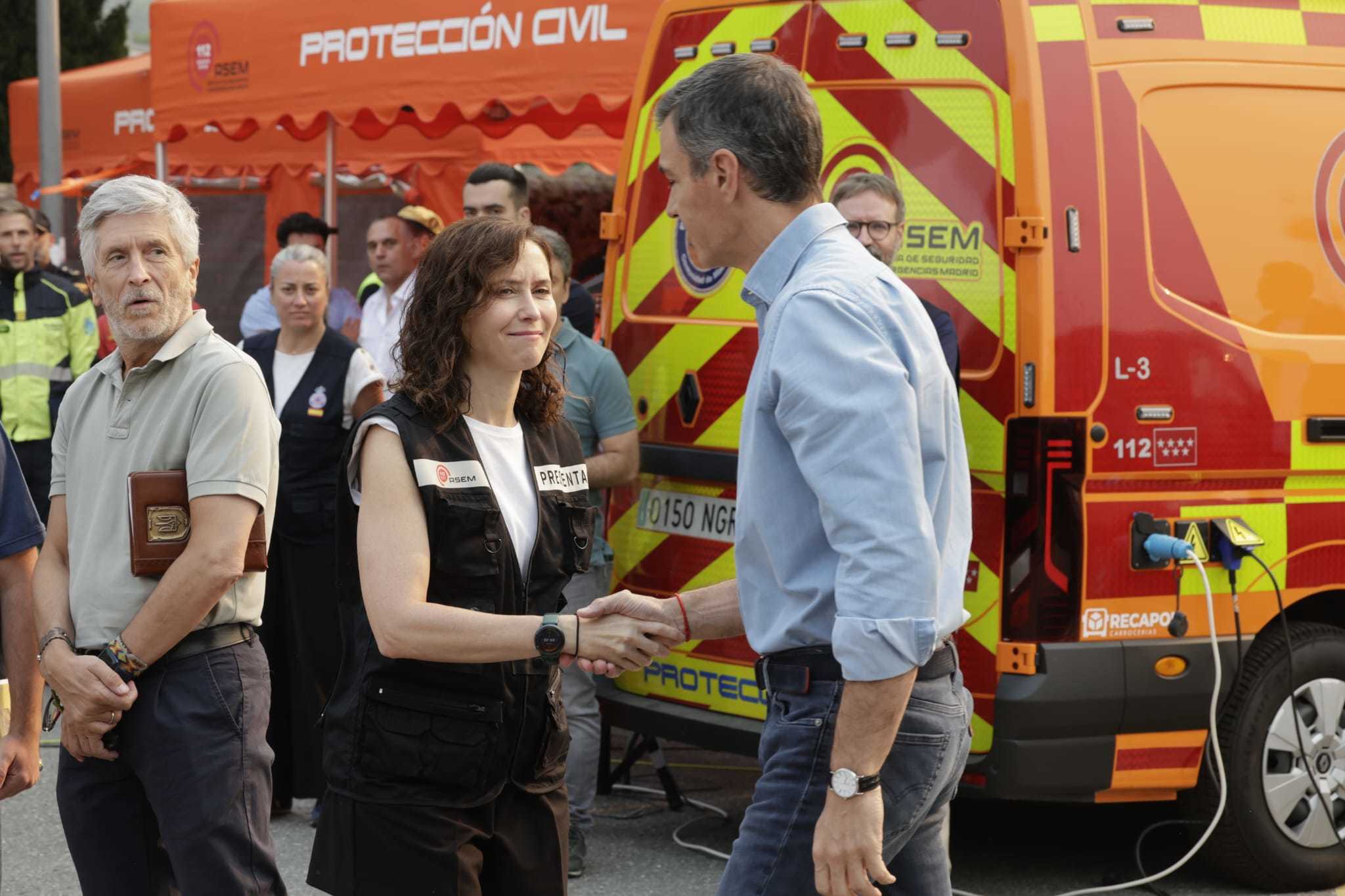 La presidenta de la Comunidad de Madrid, Isabel Díaz Ayuso, junto con el presidente del Gobierno, Pedro Sánchez, a su llegada a la  la reunión del Comité Estatal de Coordinación y Dirección del Plan Estatal de Emergencias(CECOD).