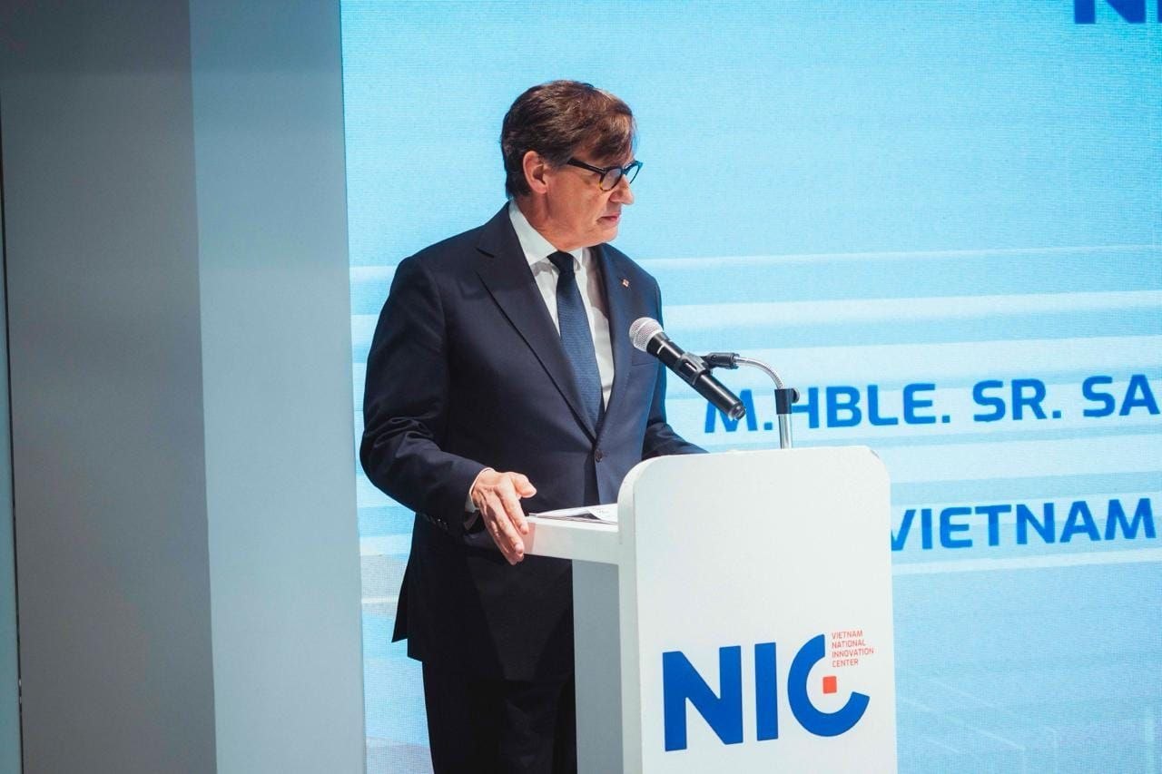 El presidente de la Generalitat, Salvador Illa, en el Vietnam National Innovation Center.
