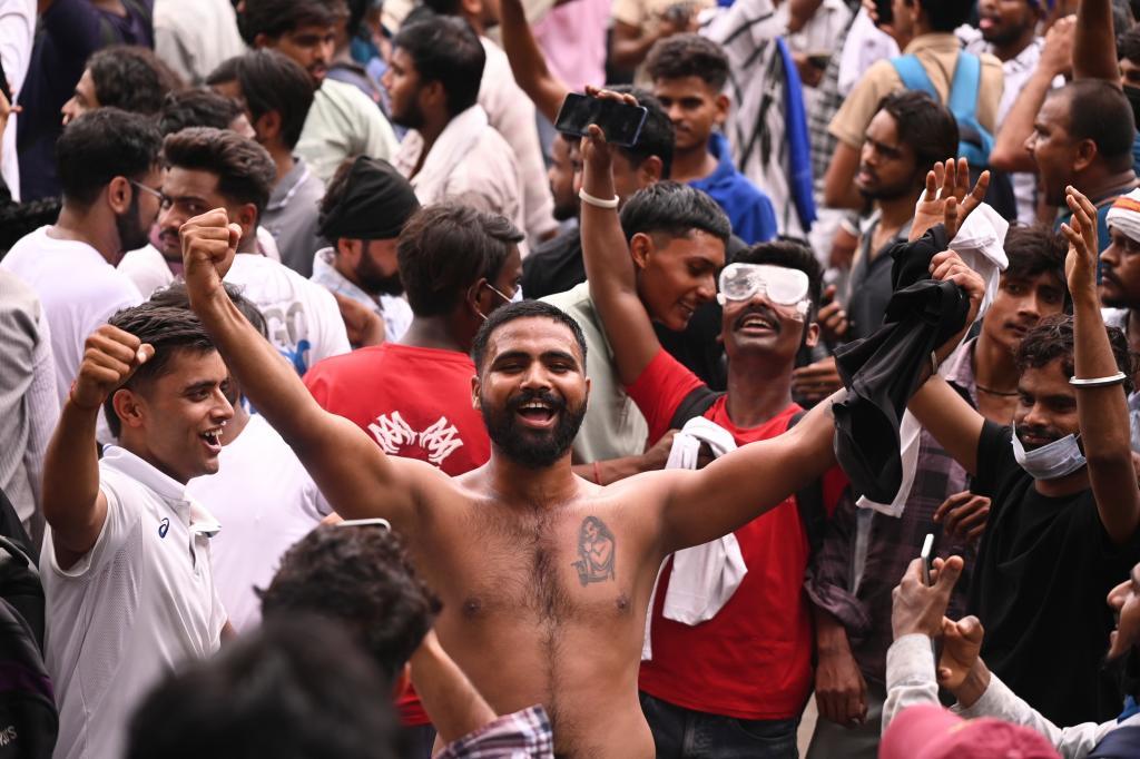 Jóvenes indios celebran la dimisión del ministro de Educación, en Nueva Delhi.