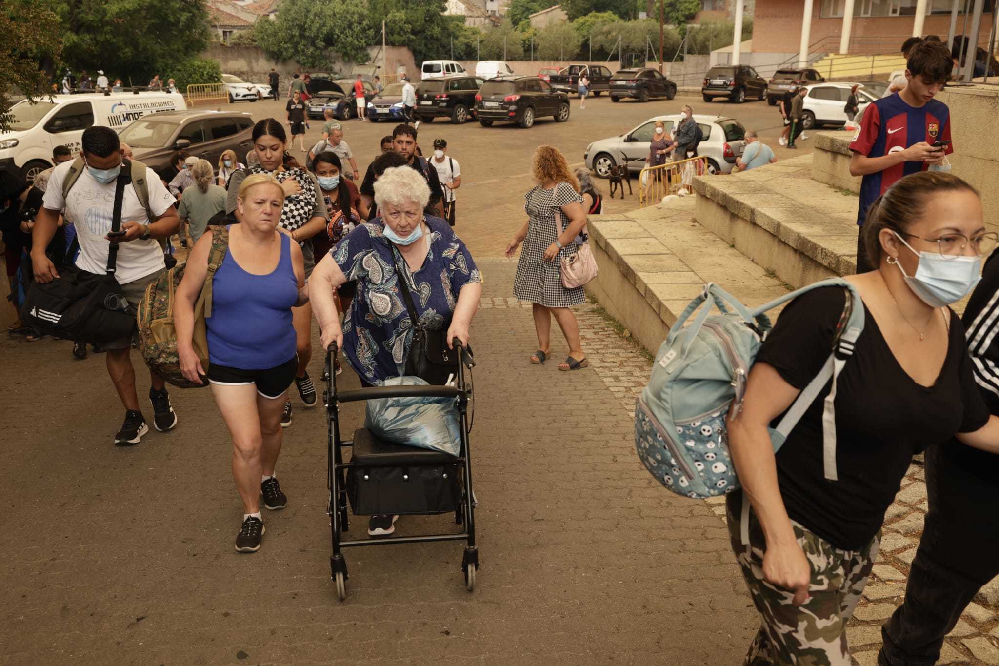 Ayuso, yangın nedeniyle tahliye nedeniyle kişisel eşyalarını toplamak için kasabası Sotillo de la Adrada'ya (Ávila) gider