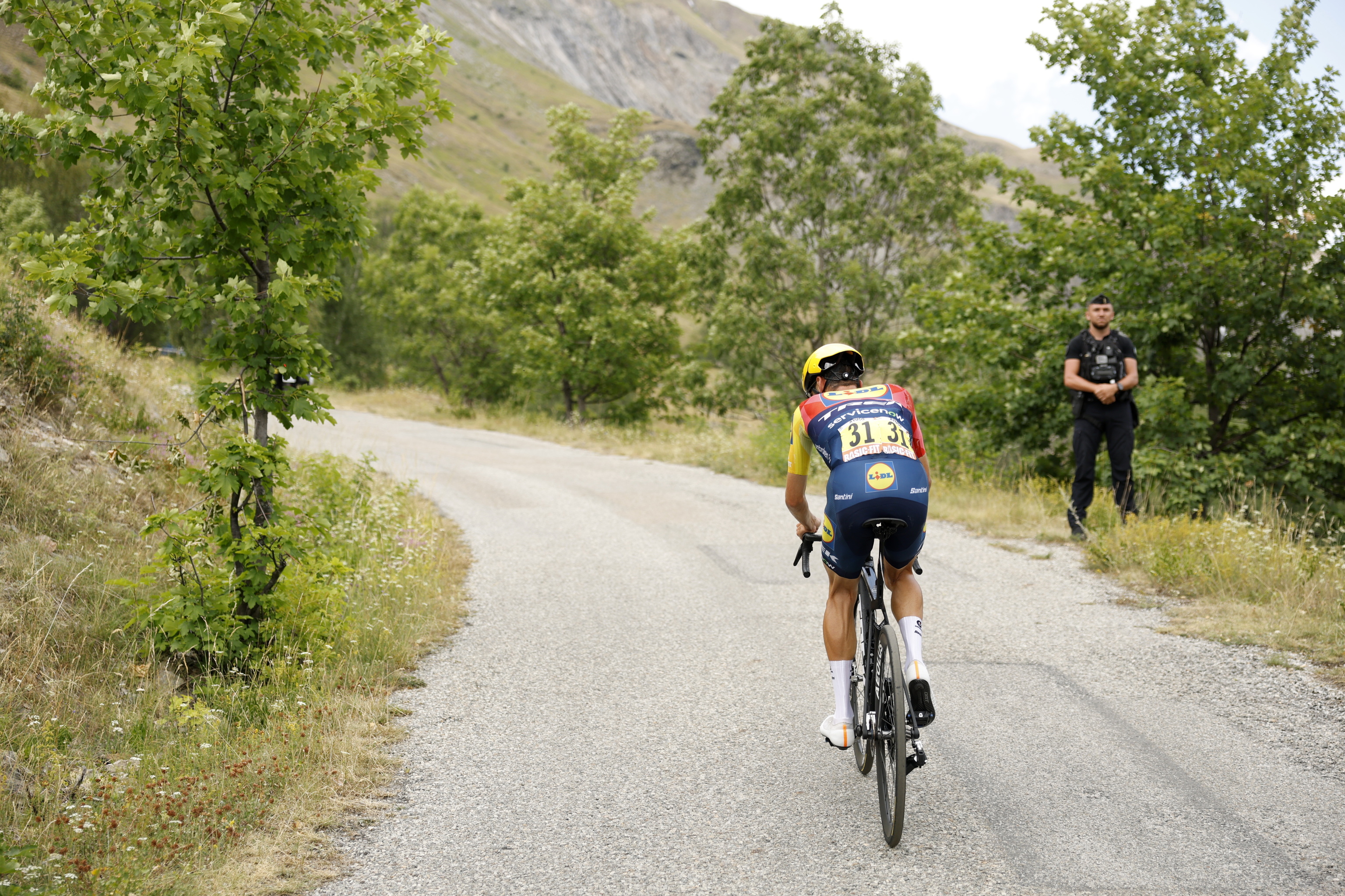 Ayuso, en solitario, durante la ascensión al col de Sarenne.