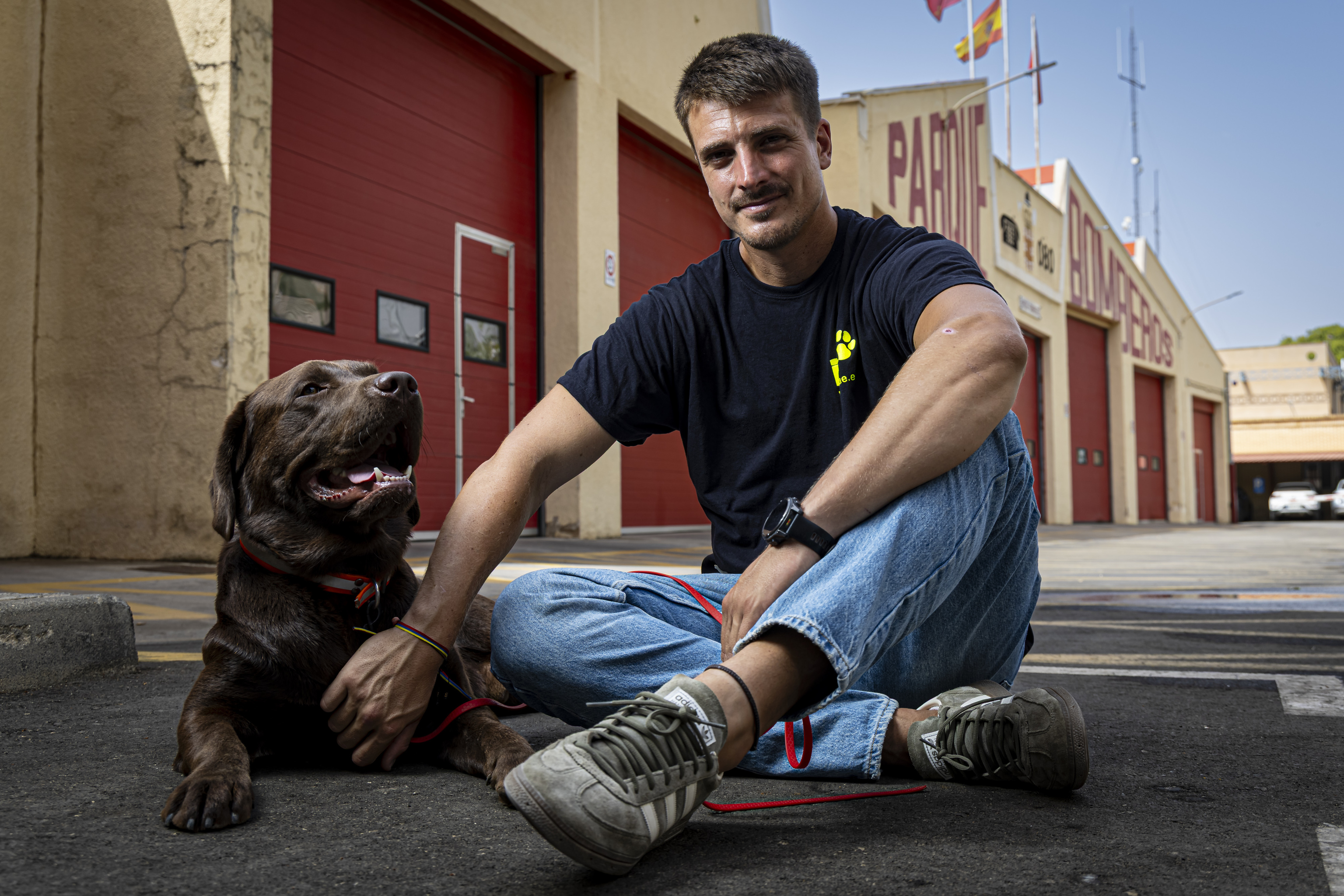 Paco Cobo, junto a su perro Ron, en el Parque de Bomberos de Infante, en Murcia
