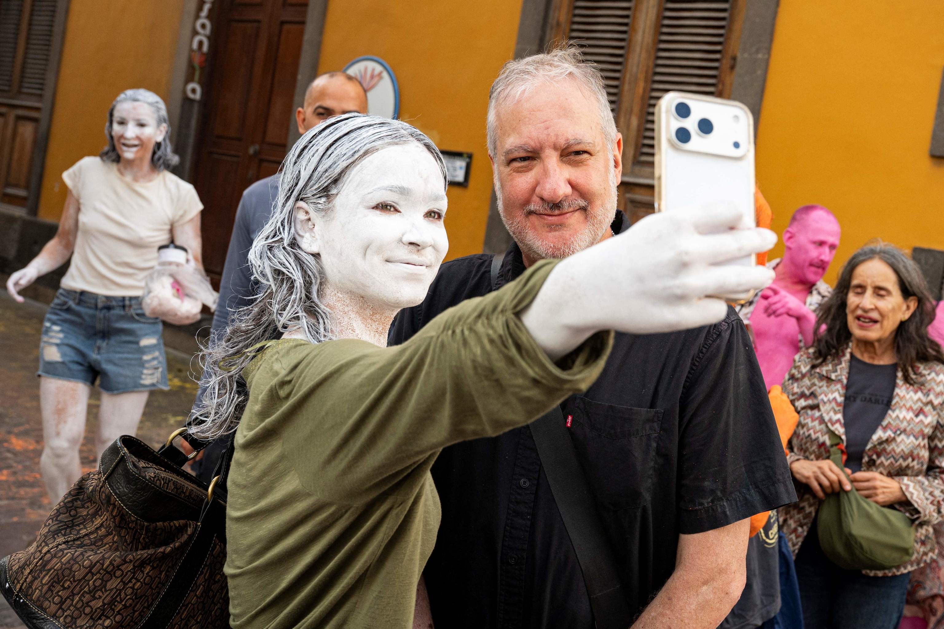 Tunick se hace un selfie junto a una de las participantes.