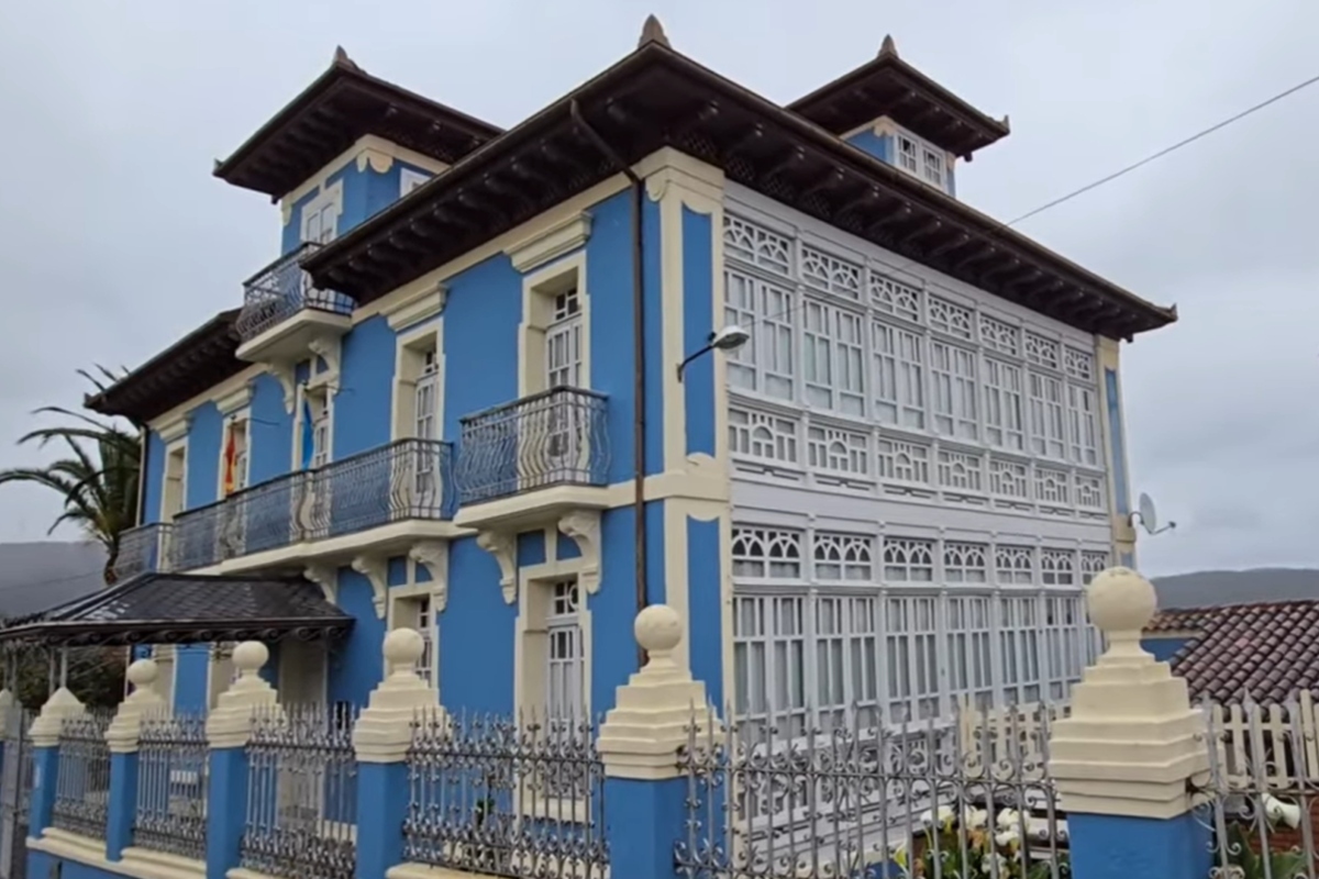 Parece La Habana, pero este pueblo de casas de colores est� en el norte de Espa�a: palmeras, mansiones indianas y un paisaje �nico