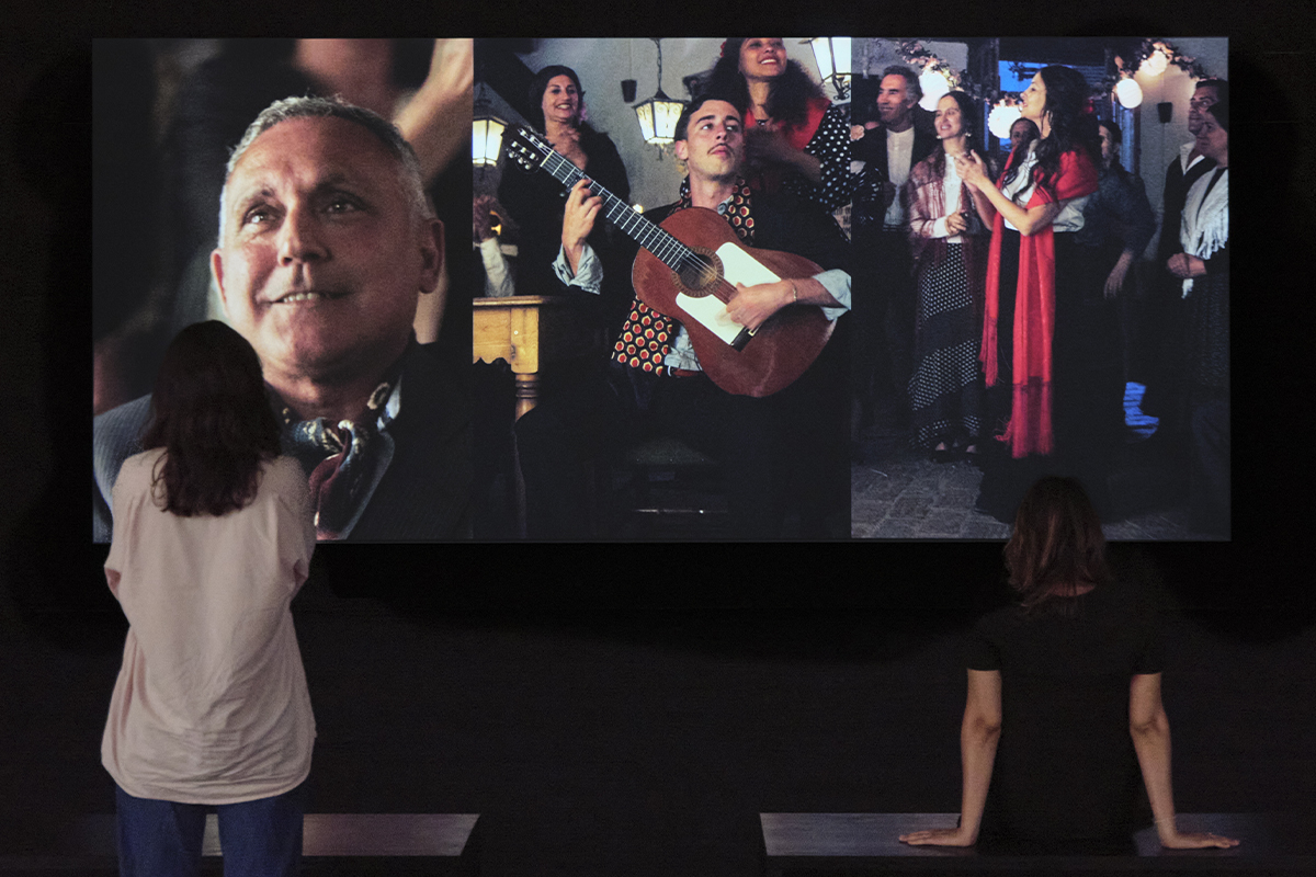 Dos visitantes en la instalaci�n 'Exquisite Corpse' de Stan Douglas en el museo LUMA de Arl�s.