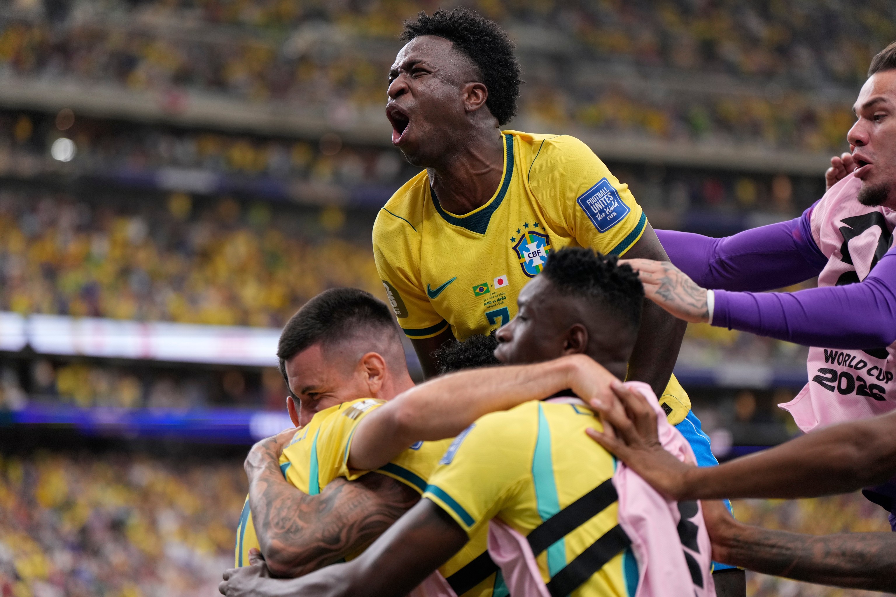Vinicius durante un partido con la selección brasileña