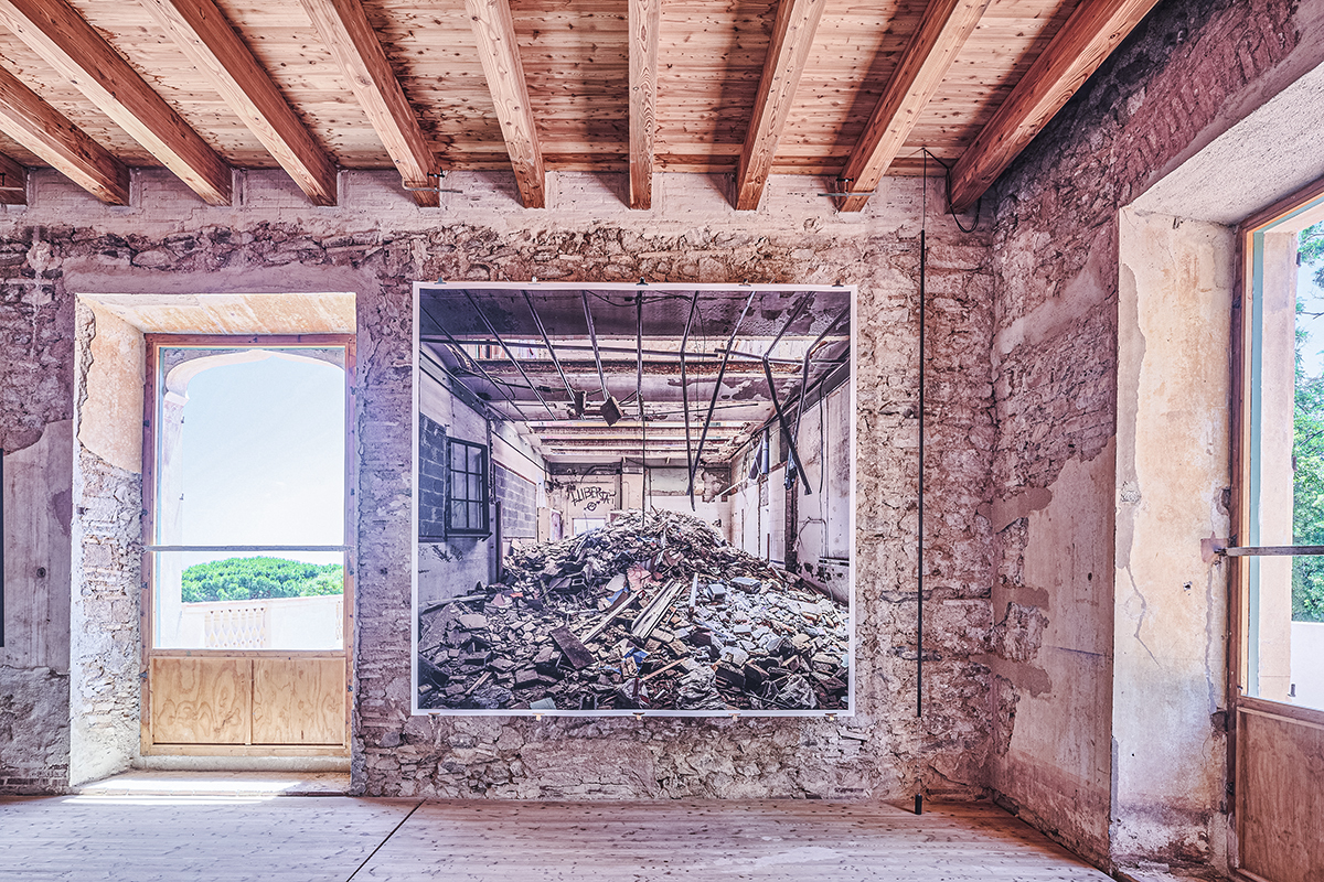 Una de las fotografías de edificios en rehabilitación de Adrià Goula en el palacete del Marqués de Afarrás de Barcelona.