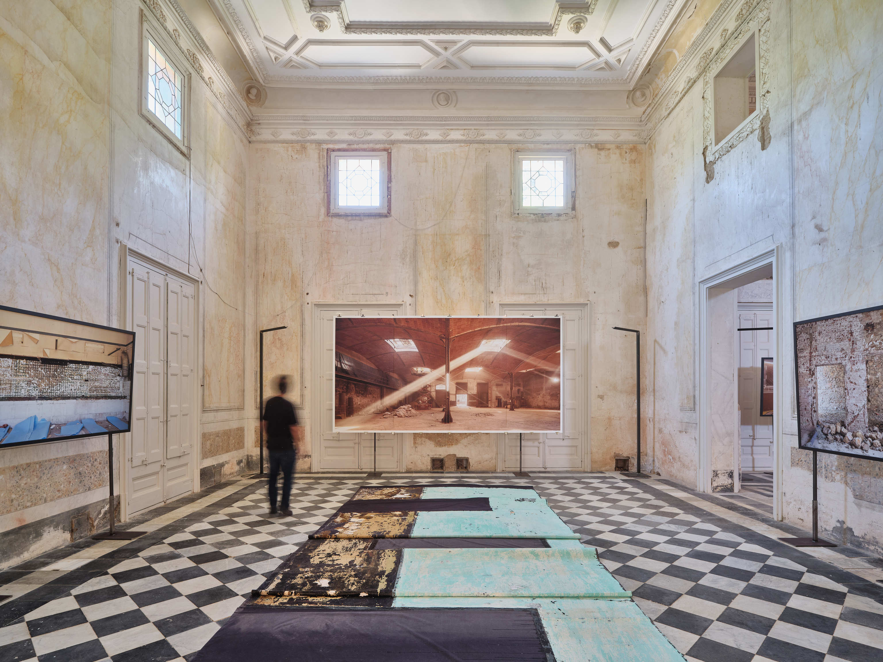 Superposici�n de arquitecturas en el palacete del Marqu�s de Alfarr�s: las fotos de Adri� Goula en las paredes y en el suelo un 'fresco arrancado' de Patricia G�mez y Mar�a Jes�s Gonz�lez.