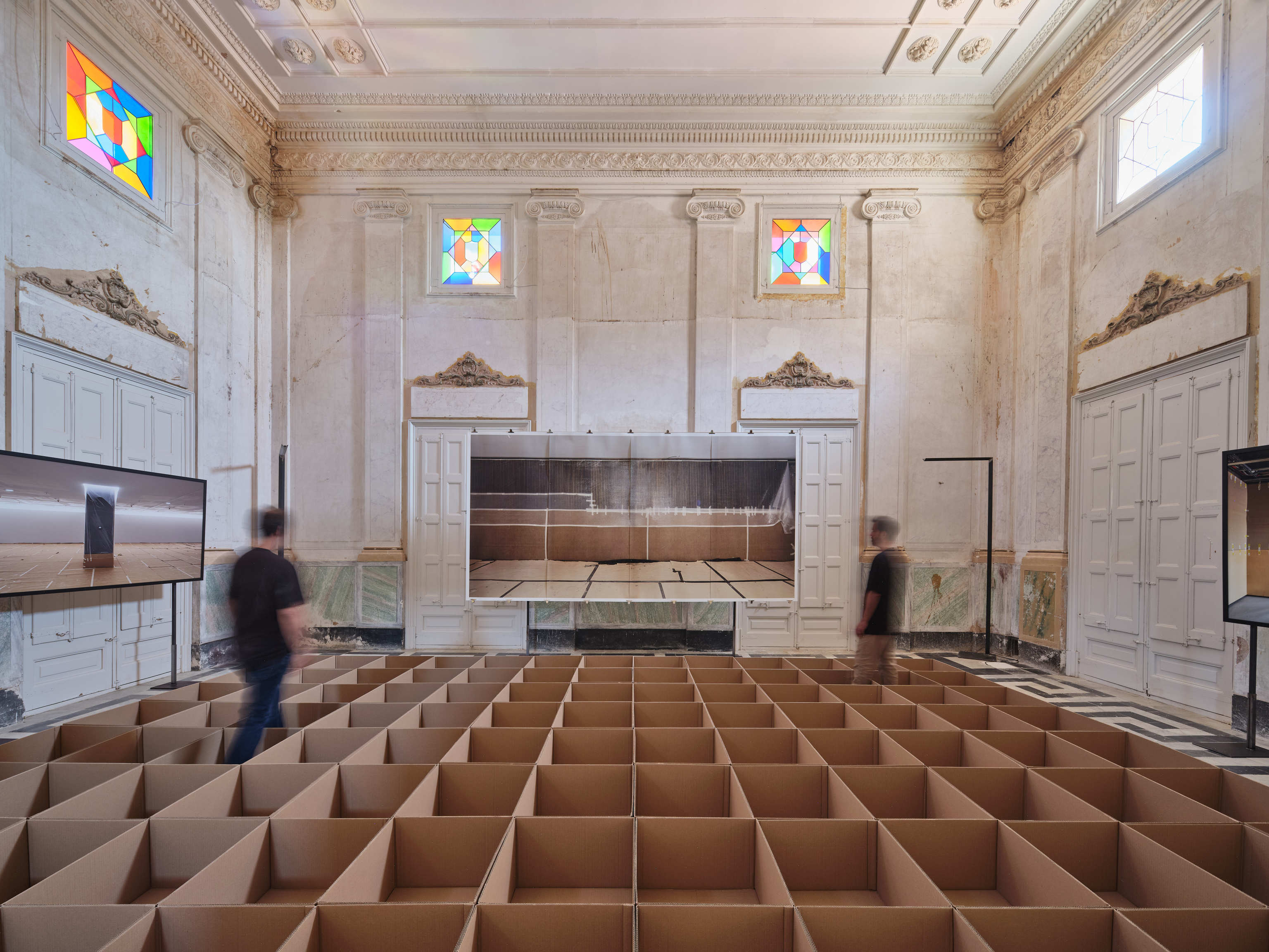 Instalación de Carlos Bunga en una de las salas nobles del palacete.