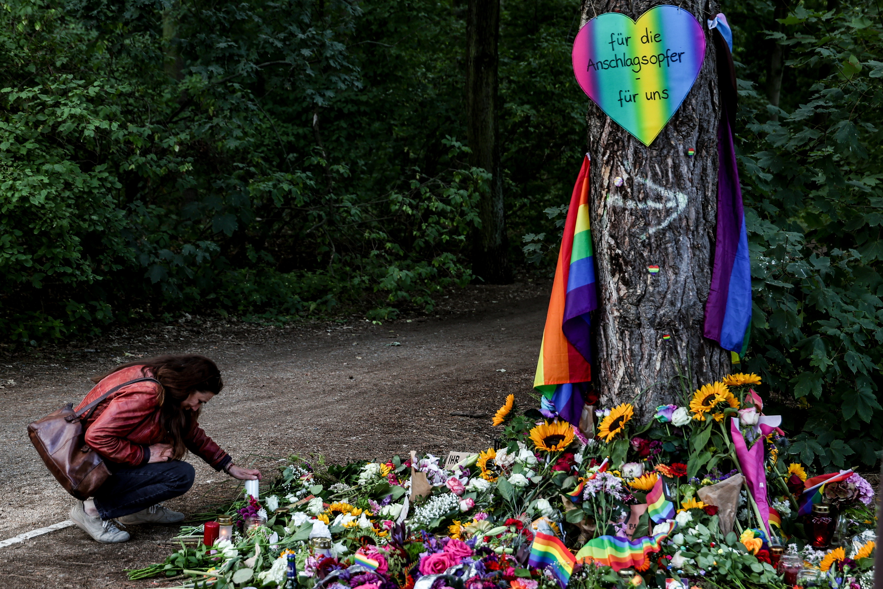 Una mujer prende una vela en el lugar del atentado islamista contra el Orgullo de Berl�n.