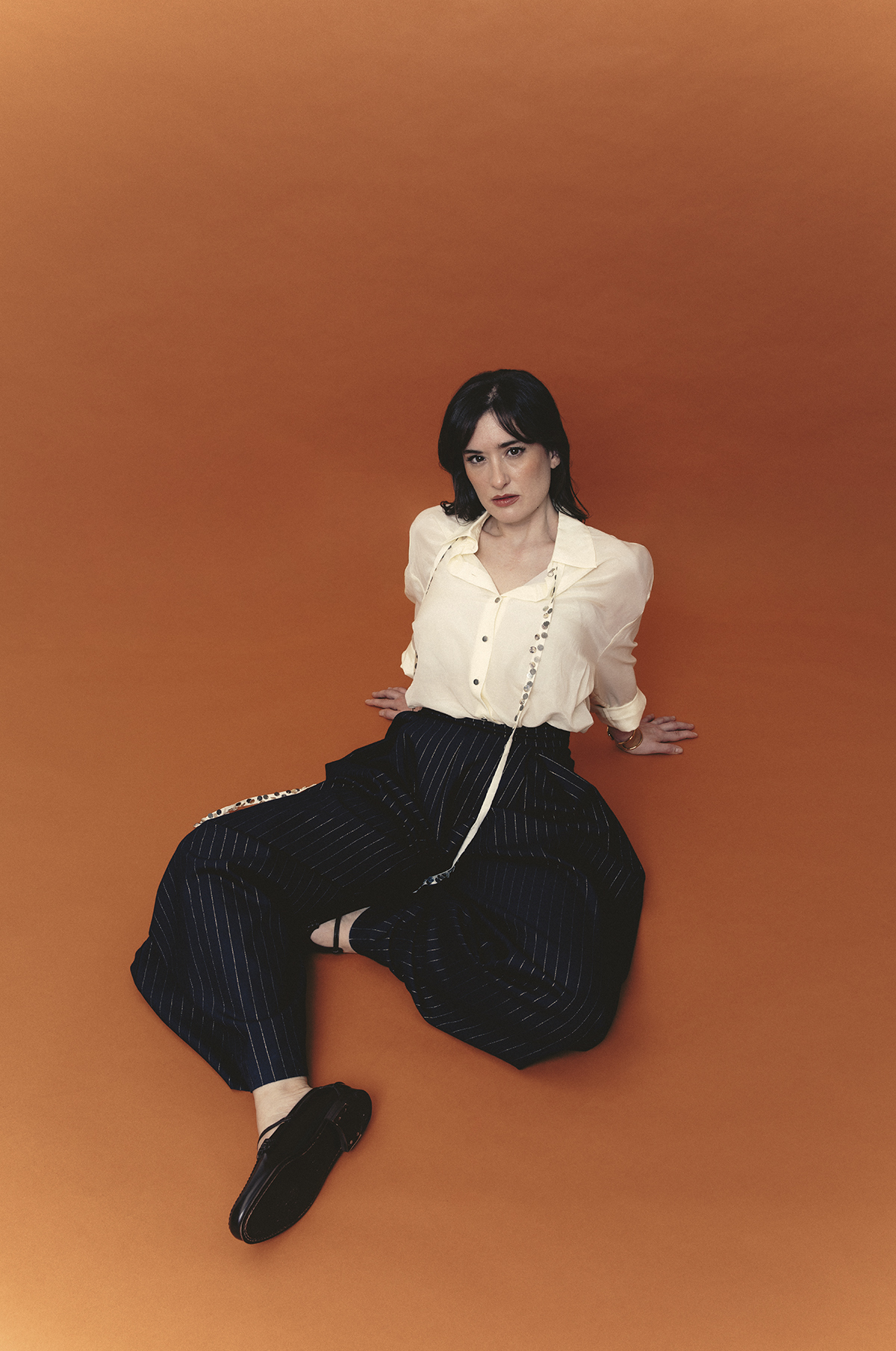 Camisa, de Mango. Pantalón, de Lola Casademunt. Zapatos, de Hereu. Pulseras,de Tous.