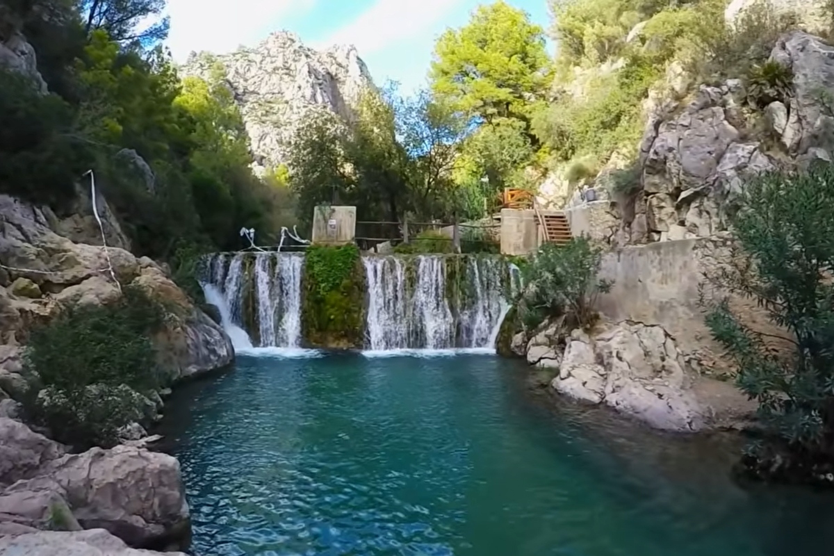 Muchos van a Benidorm, pero a menos de 40 minutos hay un para�so de cascadas y piscinas naturales