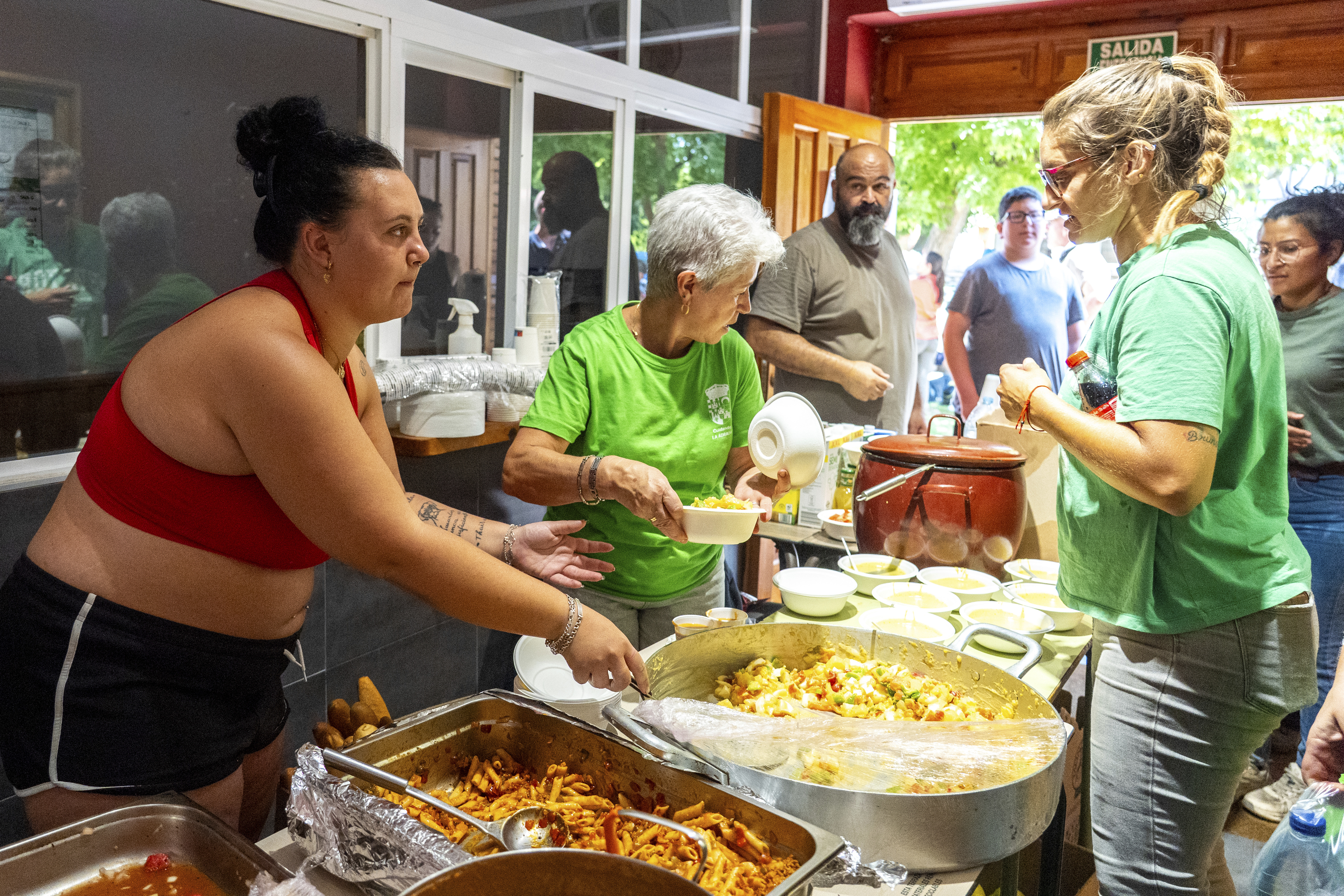 La comunidad cocina y reparte comida entre los afectados.