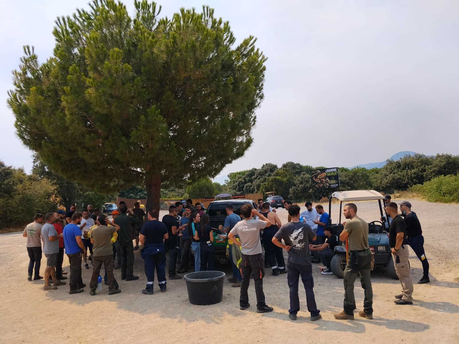 Varios vecinos de San Martín tras apagar uno de los rebrotes.