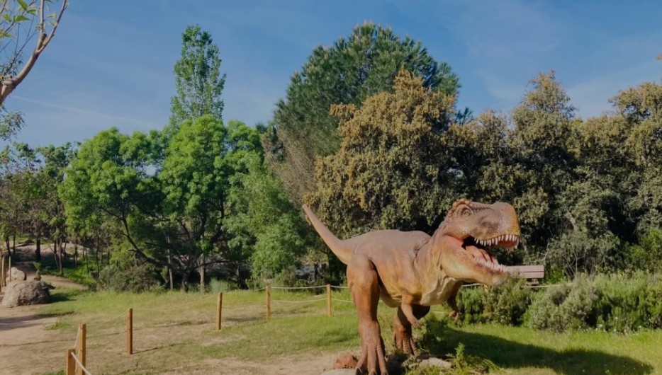 Uno de los dinosaurios articulados de Dinolandia.