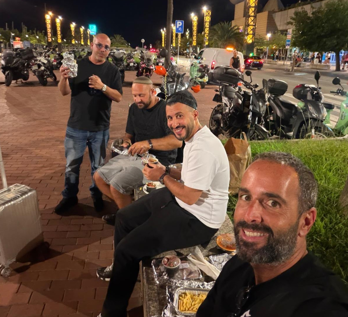 Jimmy Zaghroun y tres de sus amigos jud�os franceses, en Barcelona, la v�spera del ataque. Jimmy es el segundo por la izquierda, iba con una kip�. El segundo por la derecha es un amigo jasid� cuya indumentaria tambi�n ayud� a reconocer su condici�n jud�a a los atacantes.