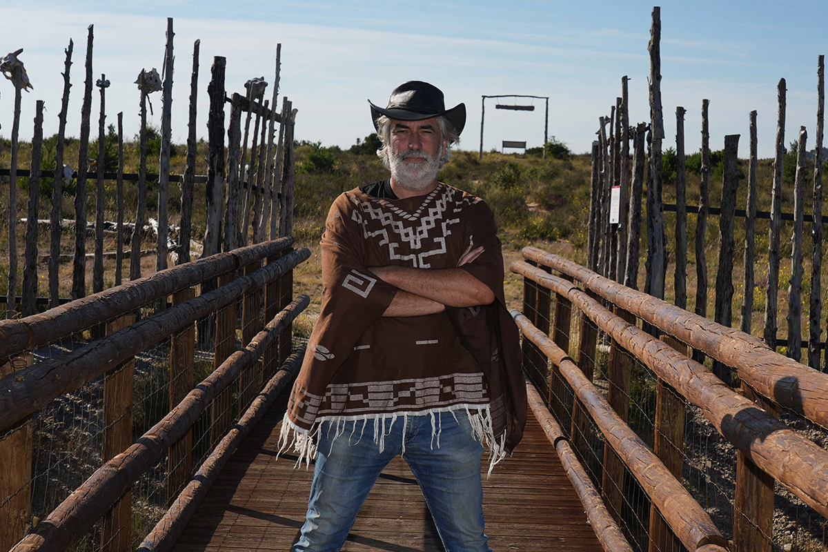 Sergio García, miembro de Burgos Film Comission, con poncho y sombrero de 'cowboy'.