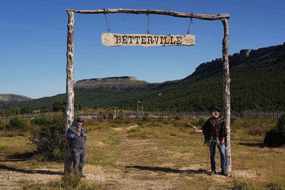 Entrada del campamento de prisioneros de Betterville.