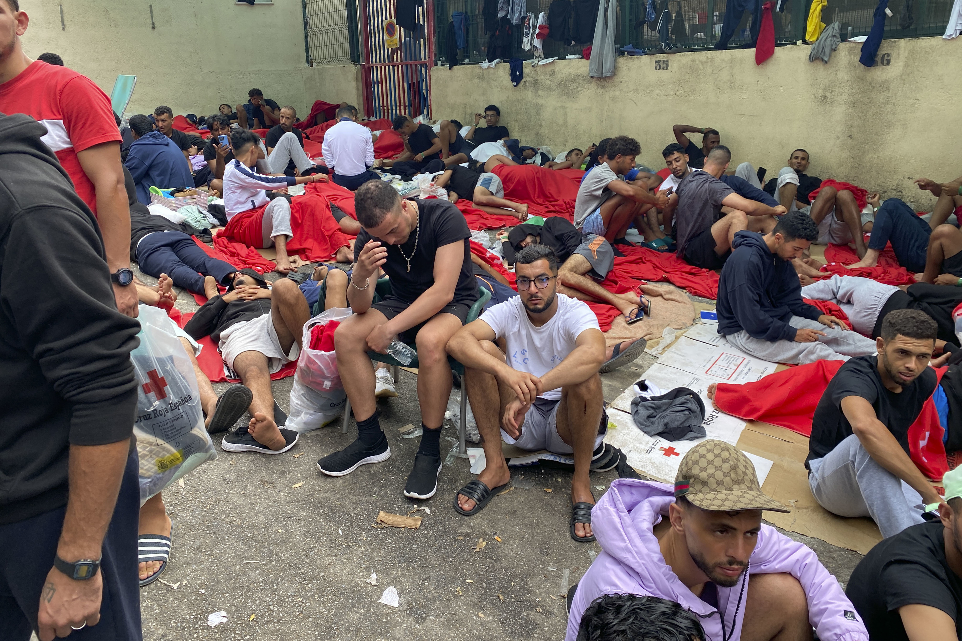 Cientos de inmigrantes aguardan para acceder al CETI de Ceuta.