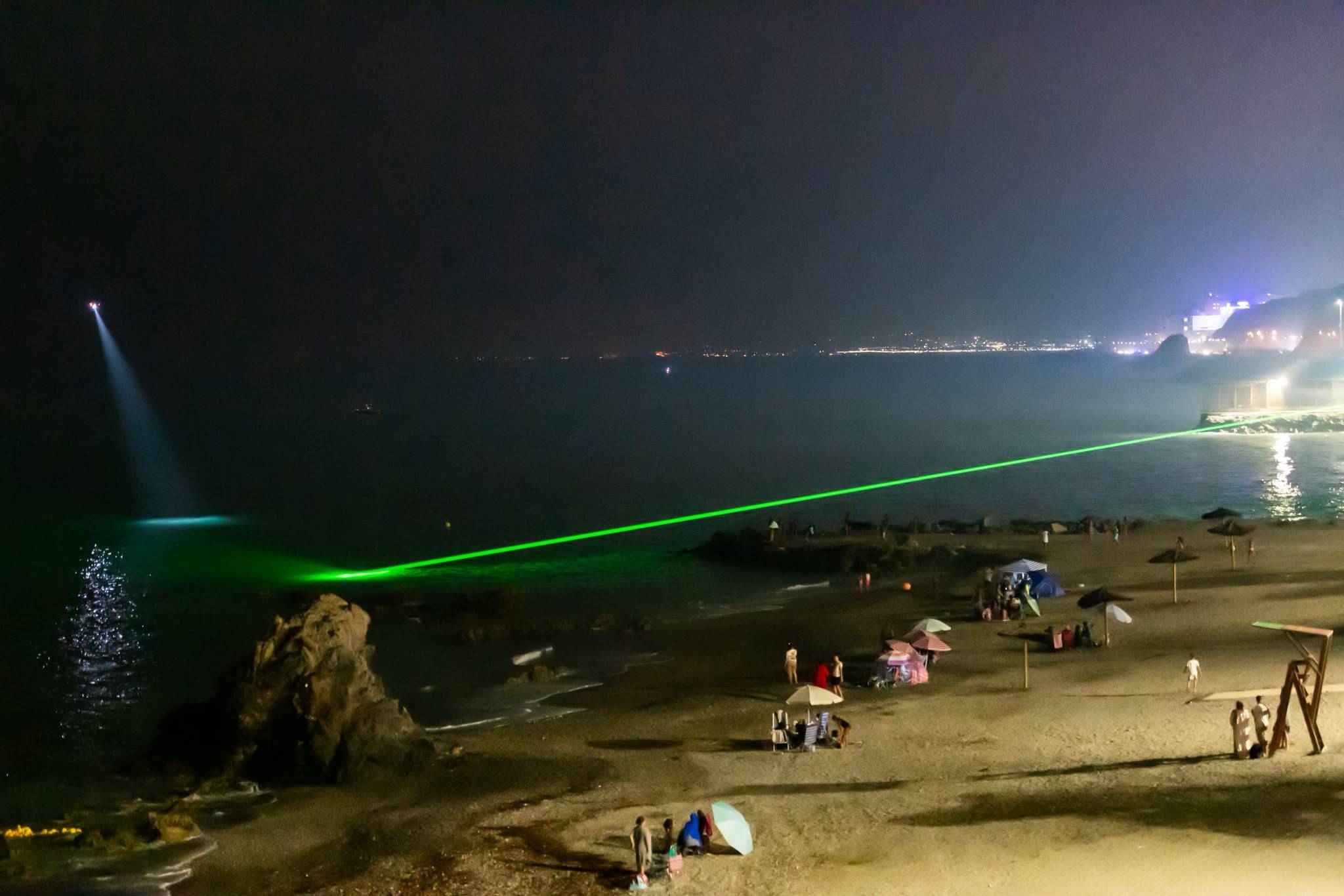 Las fuerzas de seguridad emplean luces y láseres para detectar a los migrantes en el mar