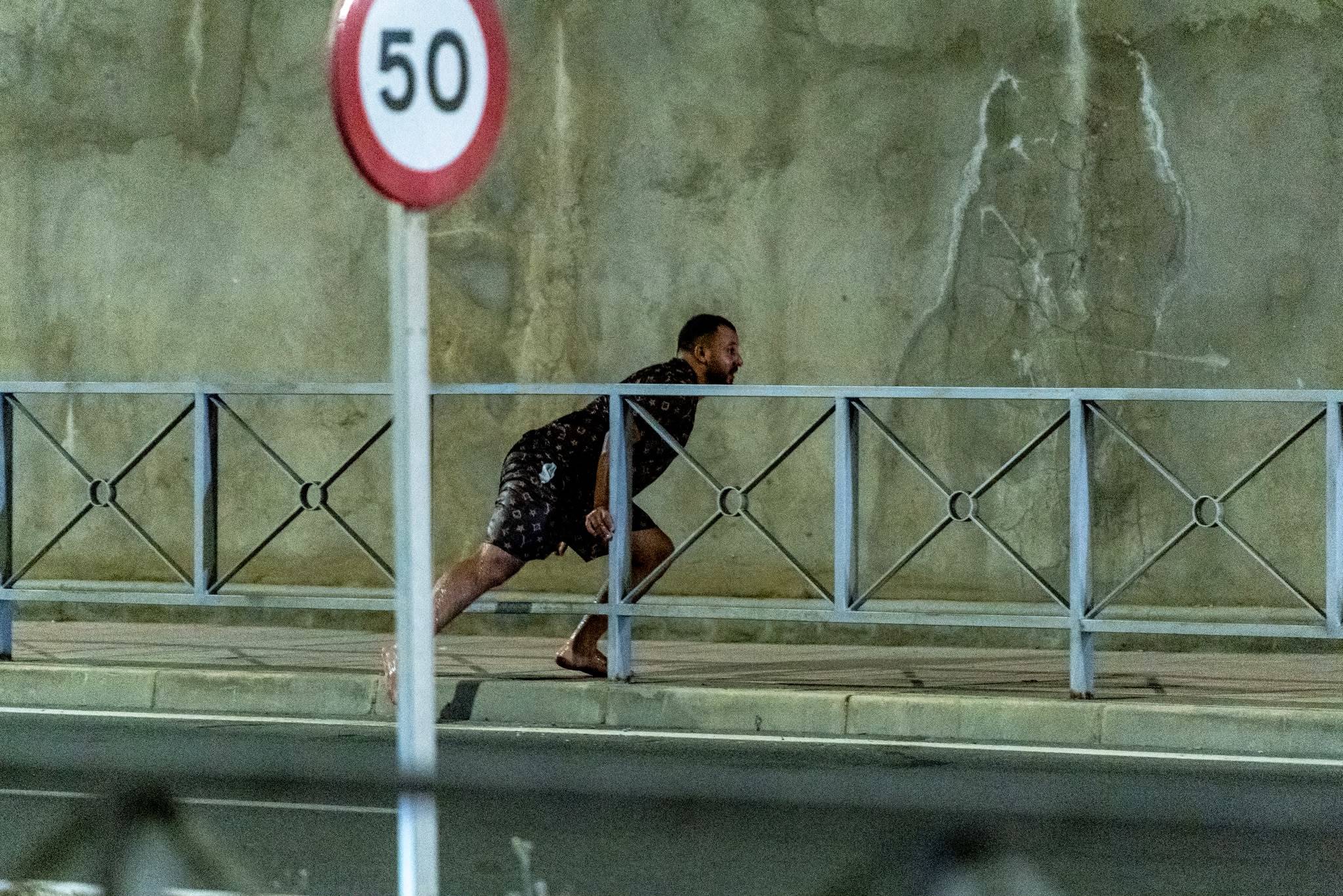 Migrante corre por las calles de Ceuta tras acceder a la ciudad a nado