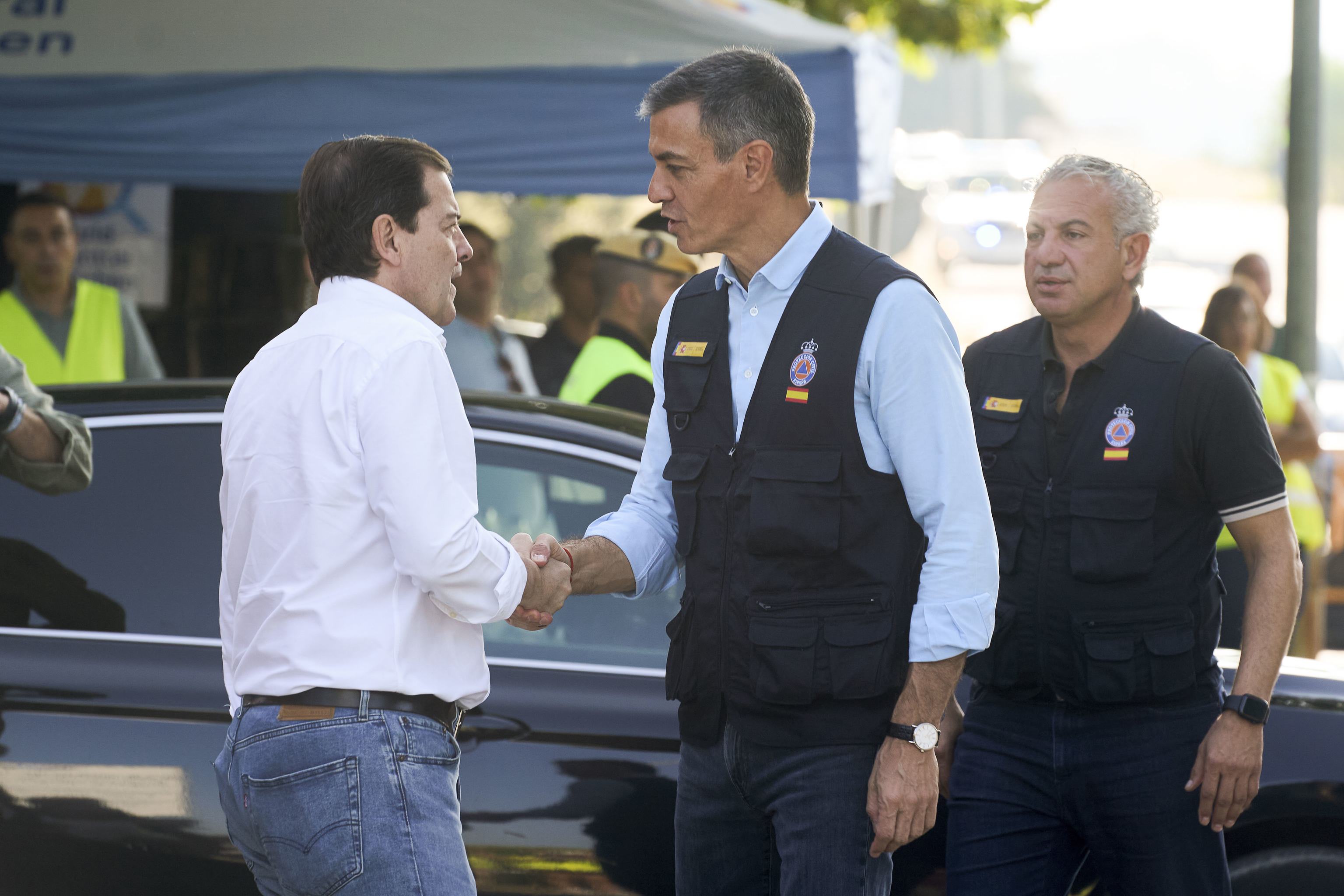 El presidente del Gobierno, Pedro Sánchez, saluda al presidente de la Junta de Castilla y León, Alfonso Fernández Mañueco.