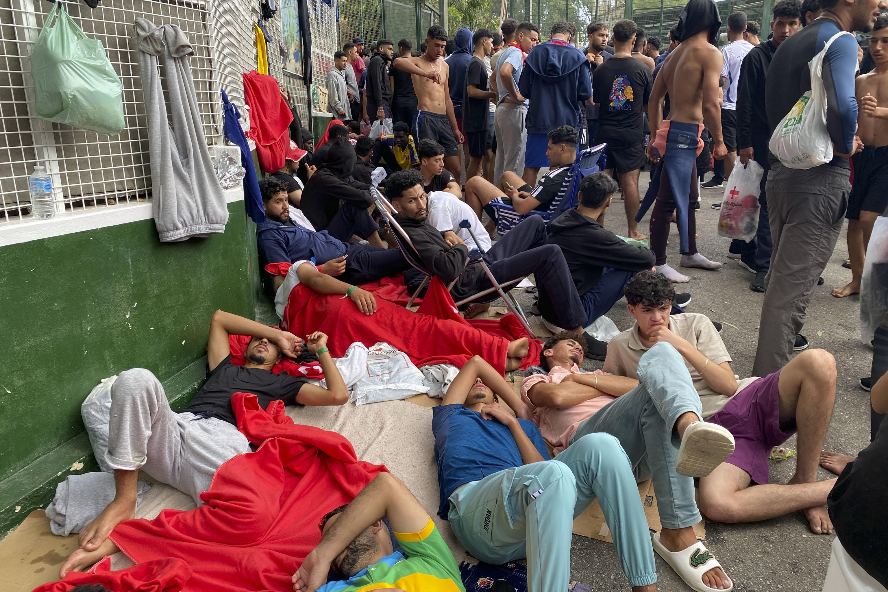 Migrantes que aguardan acceder al interior del Centro de Estancia Temporal de Inmigrantes (CETI) de Ceuta.