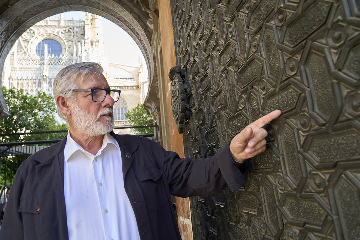 Jalid Nieto, delante de la Puerta del Perdón de la Catedral de Sevilla, antigua mezquita musulmana.