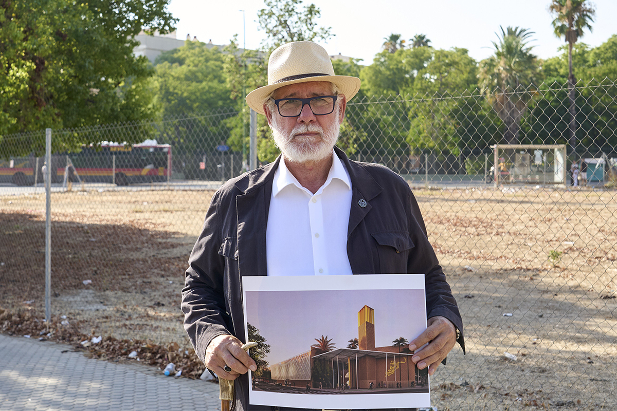 Jalid Nieto muestra unarecreación de la futura mezquita junto a la parcela donde se levantará, en el Polígono Sur.