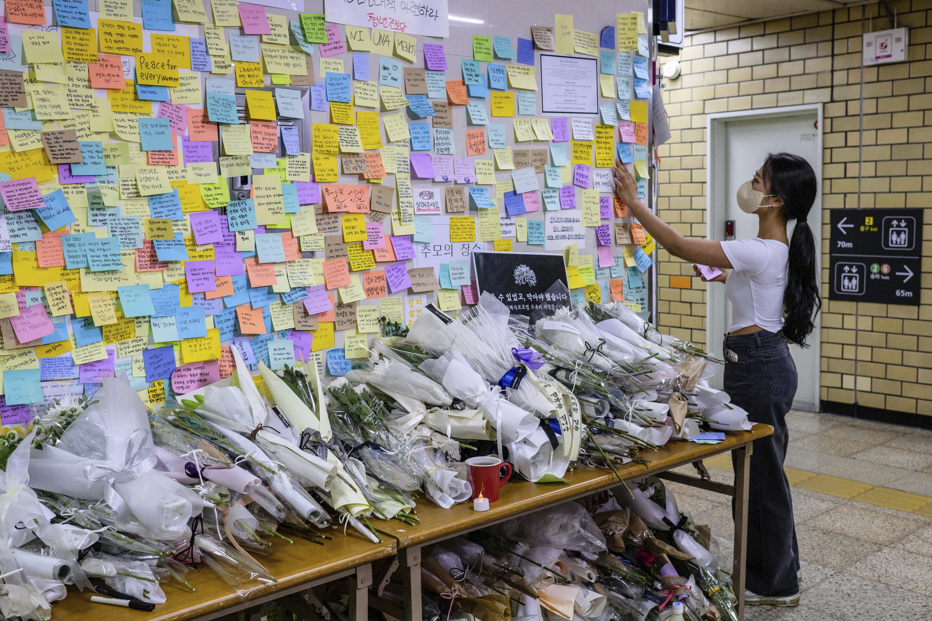 Una mujer lee las notas en un memorial para una víctima de violencia de género en Seúl, en 2022.