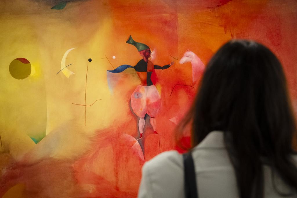 Una visitante frente al lienzo 'Circ' (1950) de Modest Cuixart, que cede el Macba,