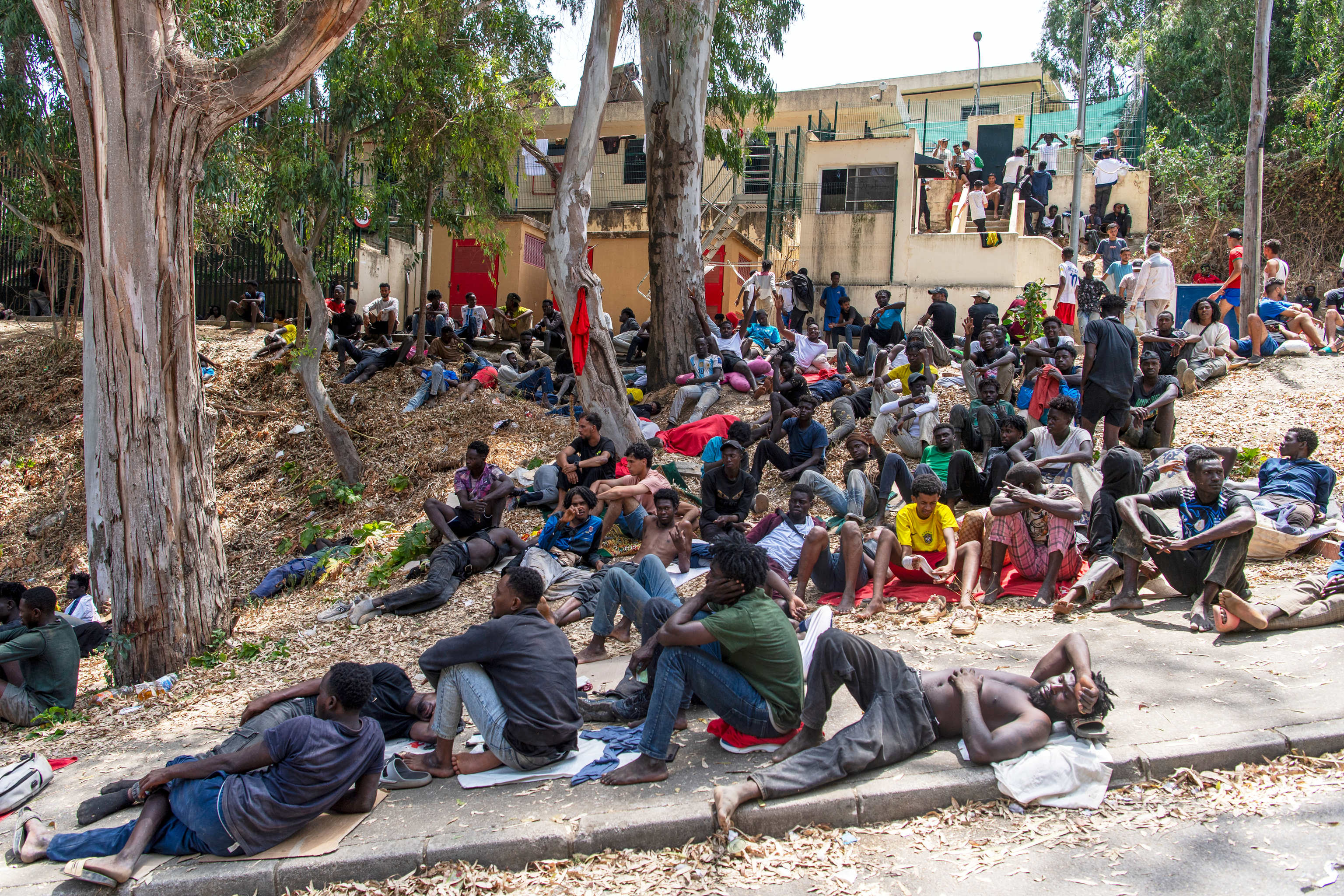 Un grupo de inmigrantes, en el exterior del CETI de Ceuta.