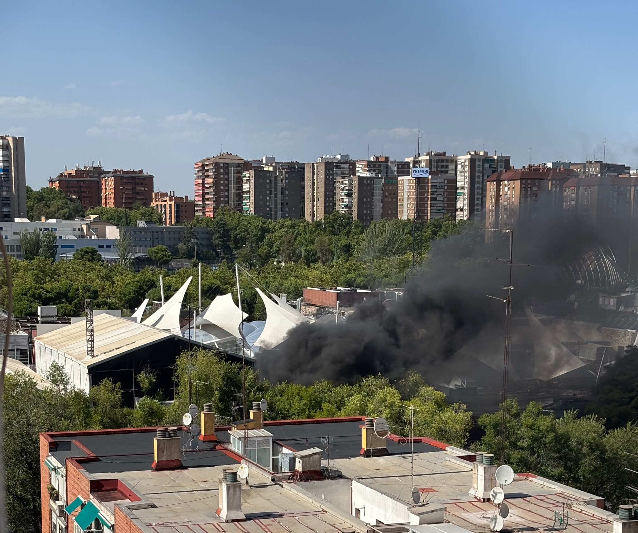 La gran columna de humo que ha provocado el incendio en La Vaguada